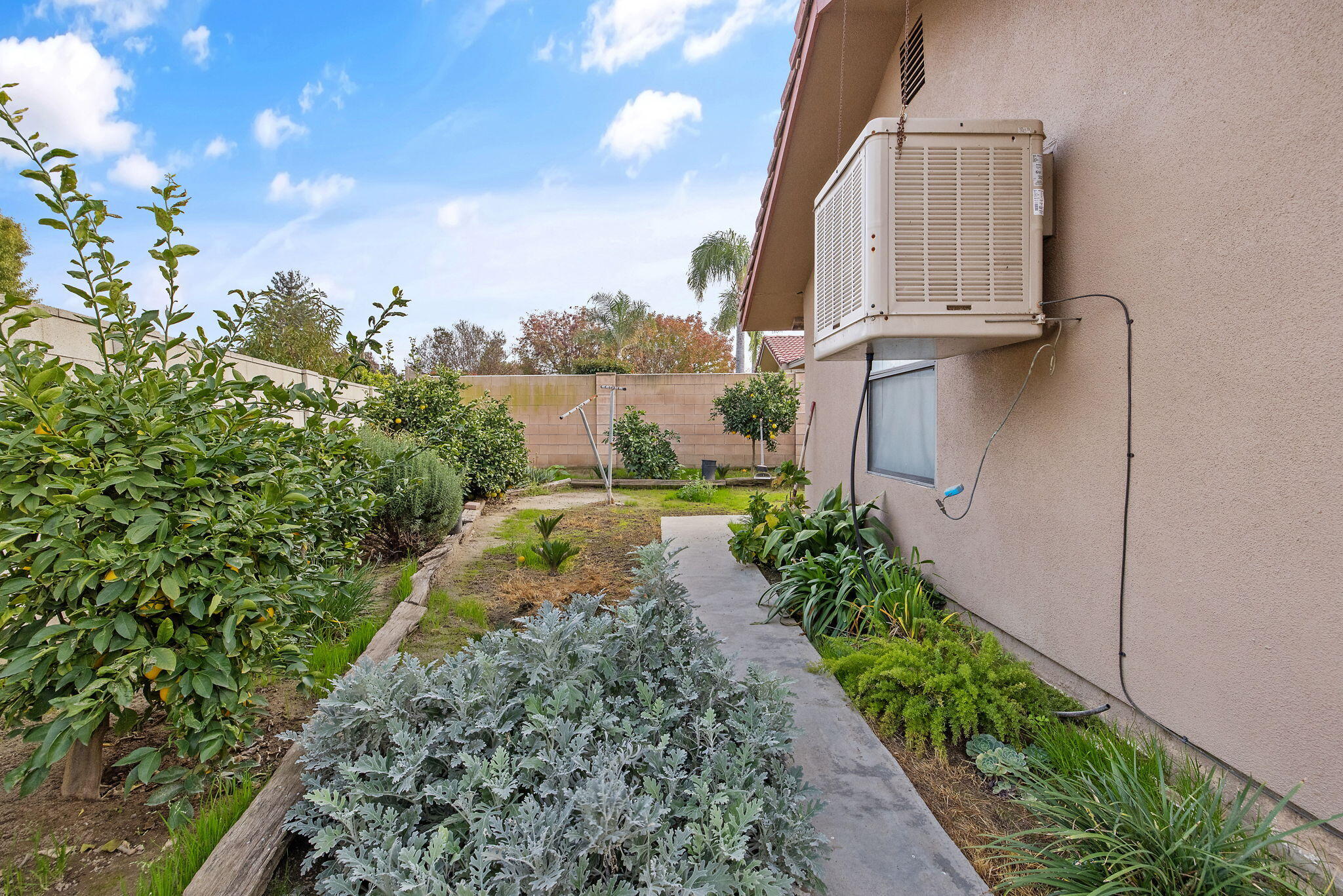 1502 S Lydia Dr, Tulare, CA 93274