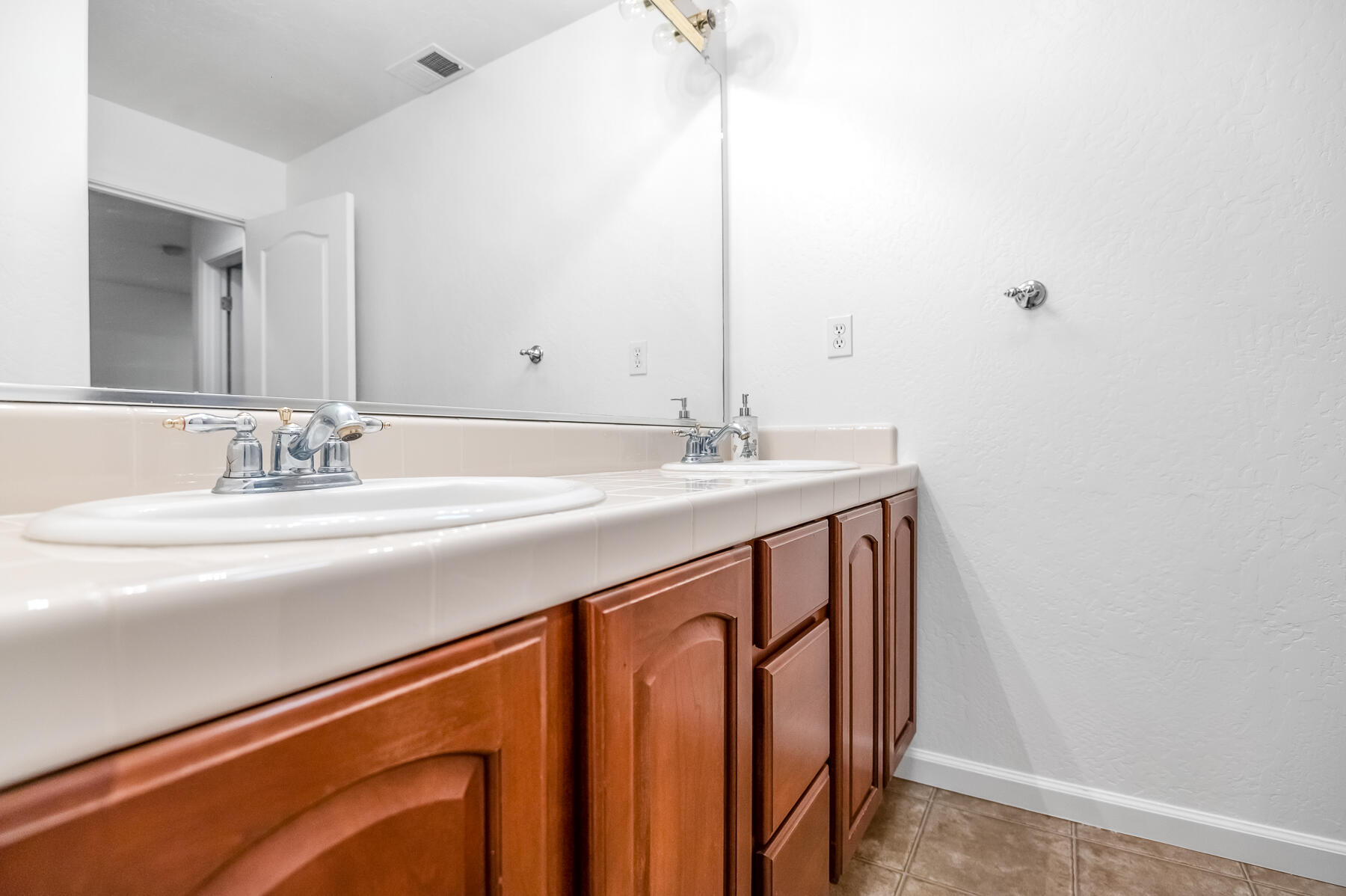 1942 N Sonoma Ct, Hanford, CA 93230