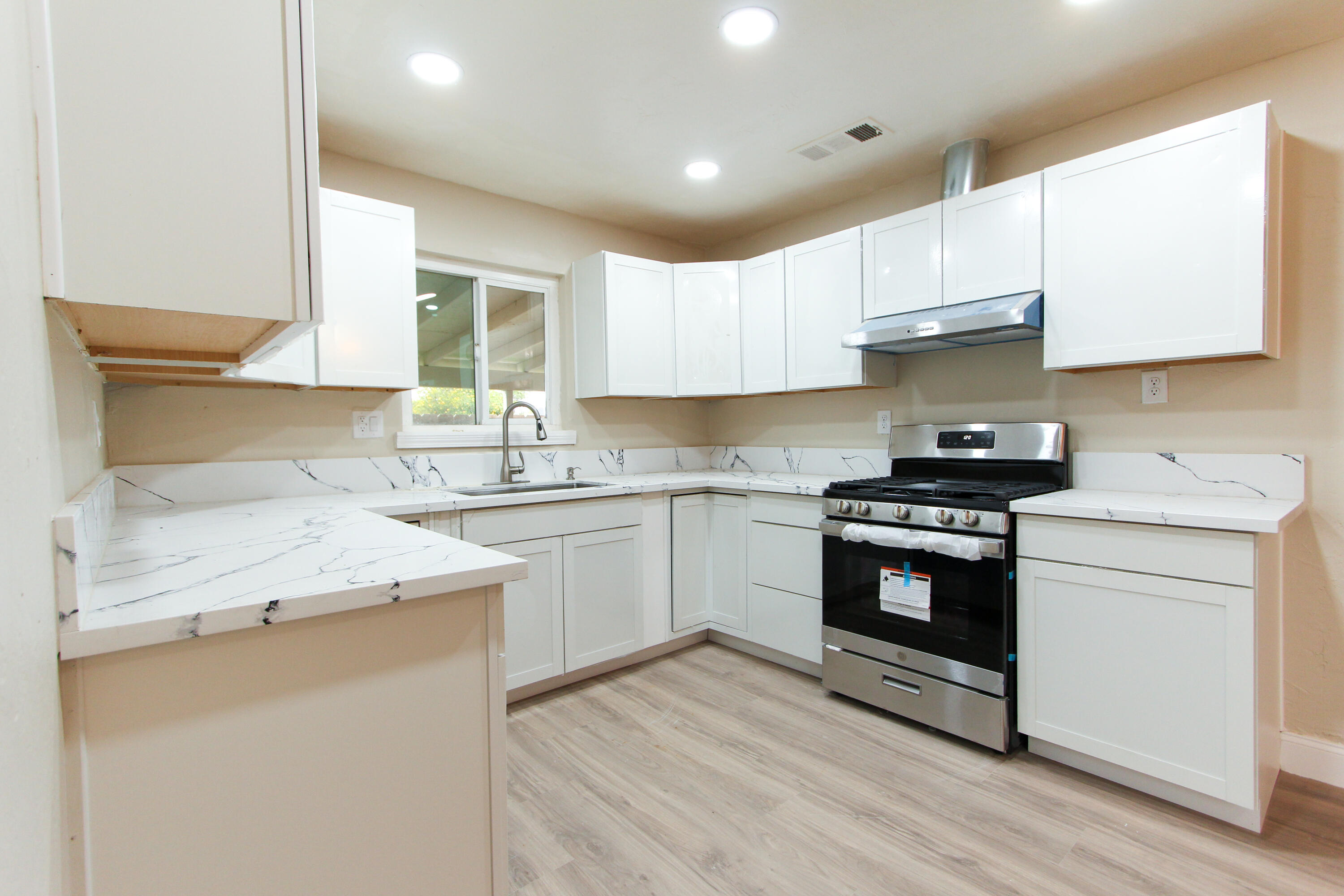 1400 W Oakland Ave, Tulare, CA 93274