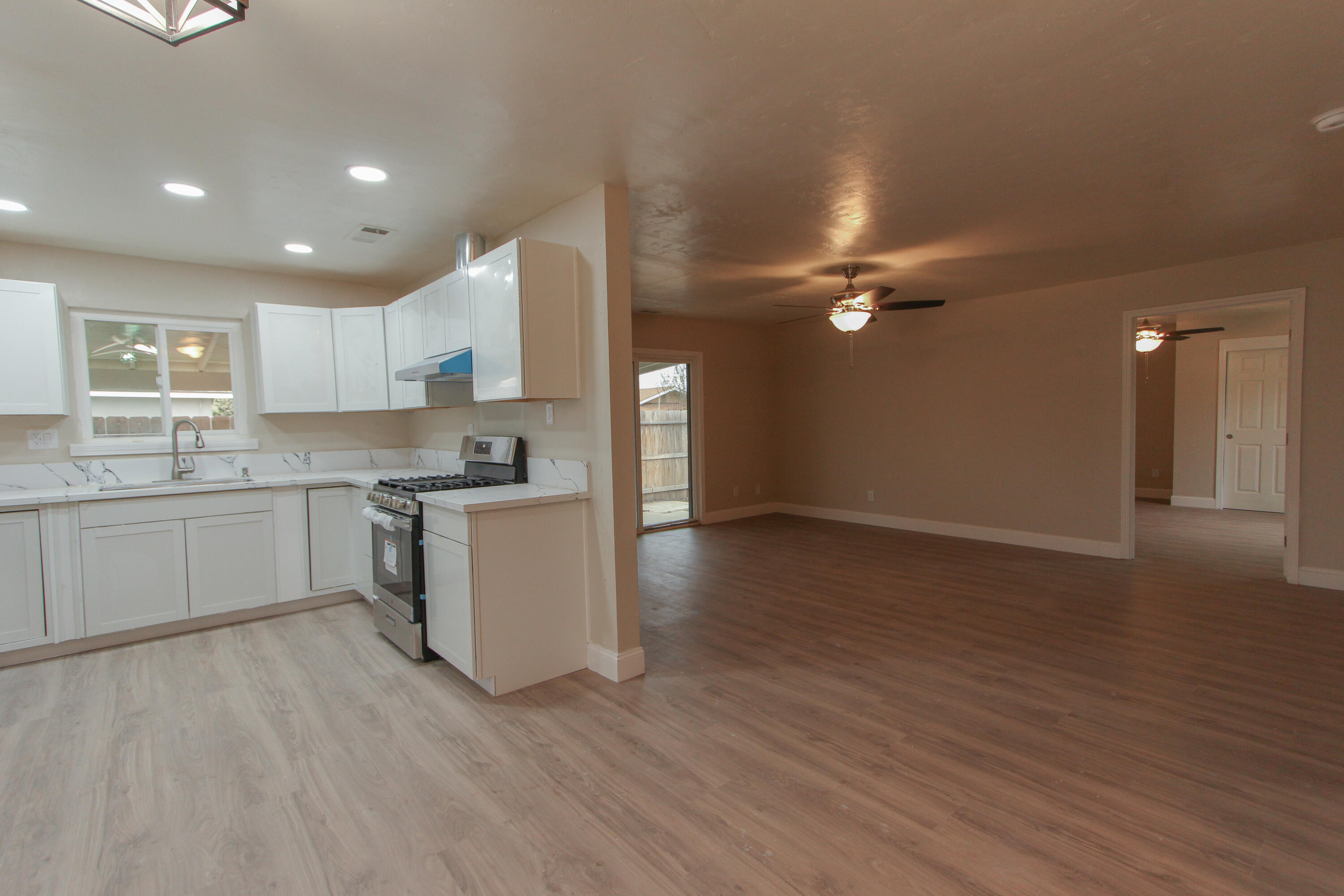 1400 W Oakland Ave, Tulare, CA 93274