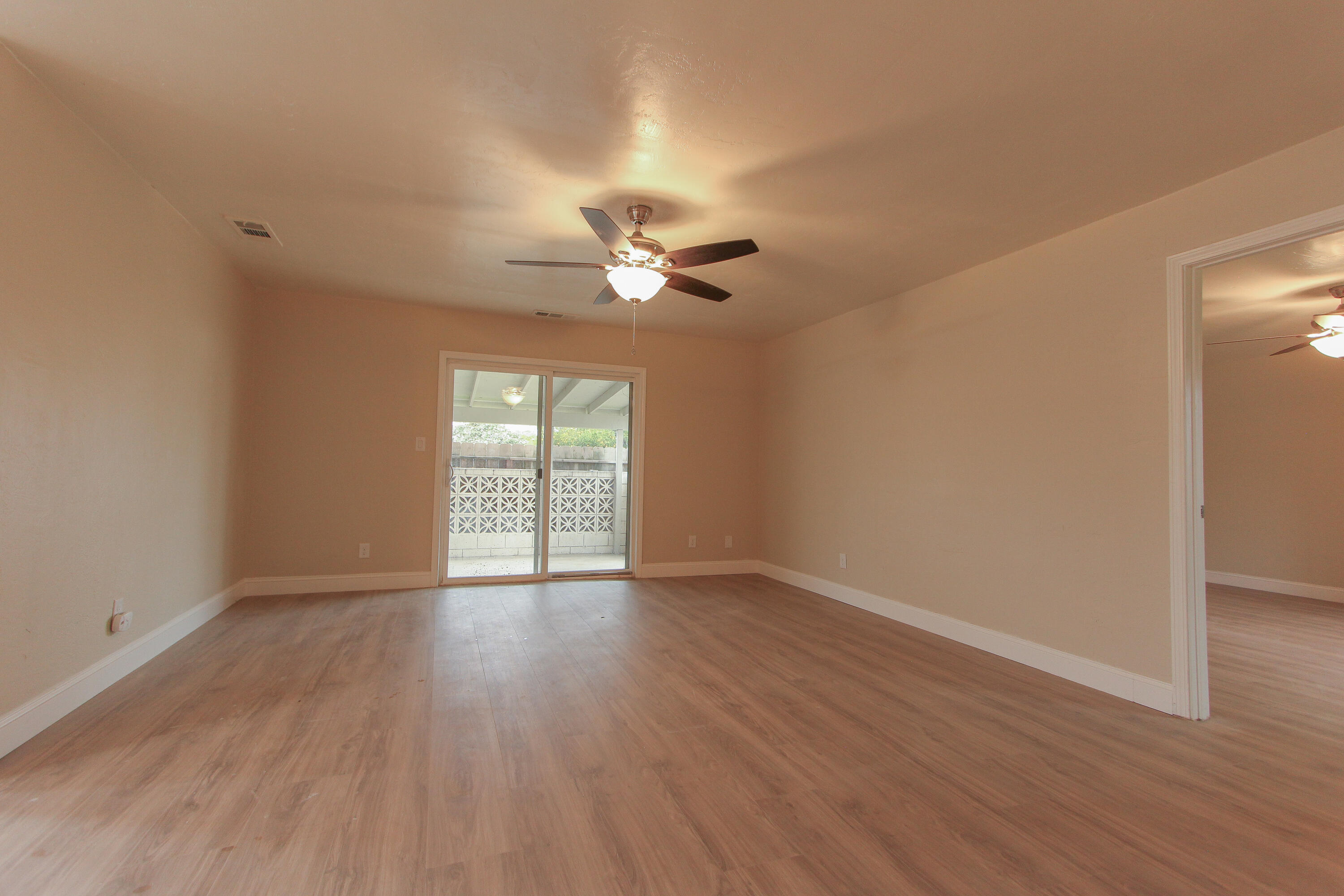 1400 W Oakland Ave, Tulare, CA 93274