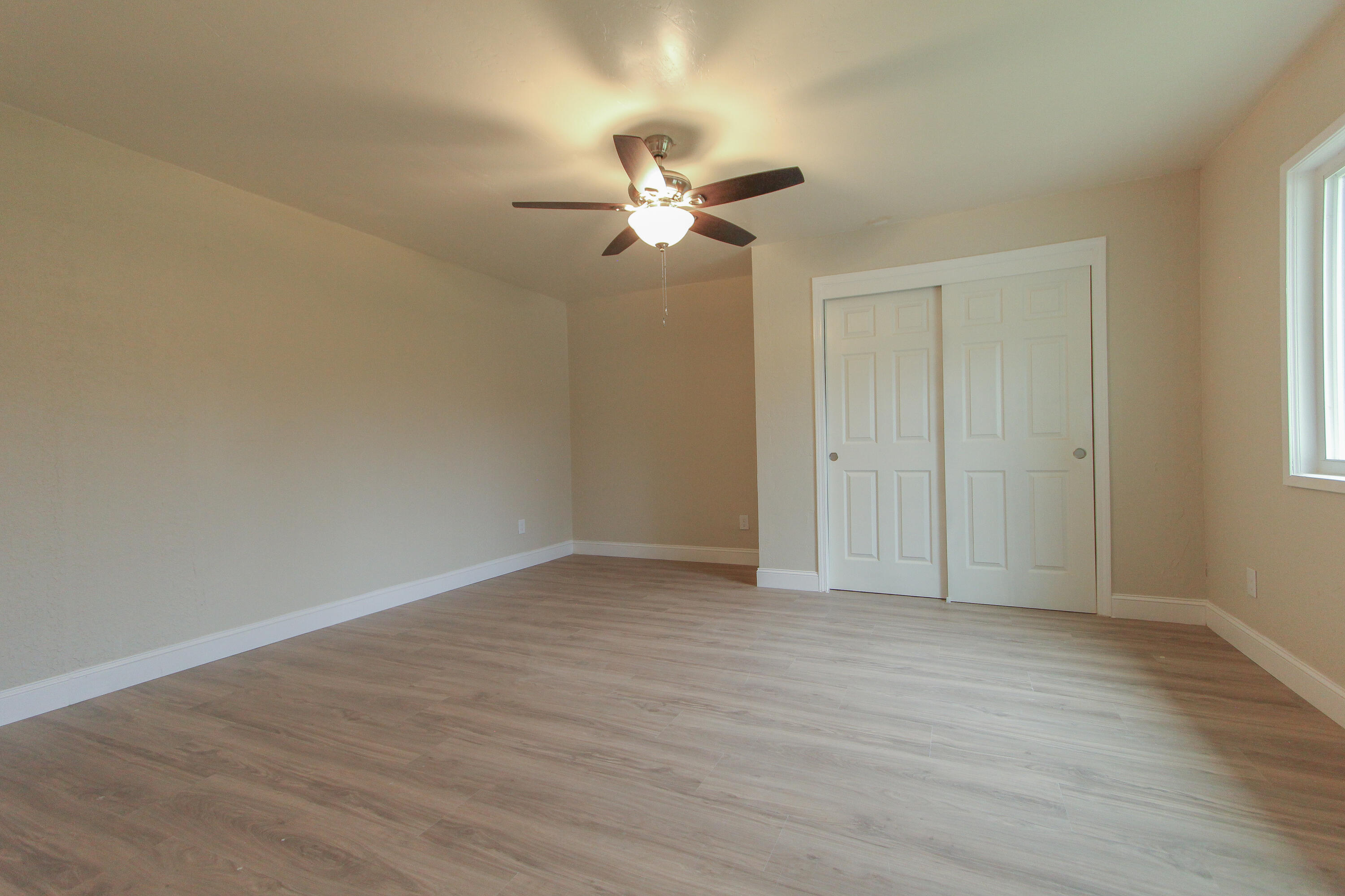 1400 W Oakland Ave, Tulare, CA 93274