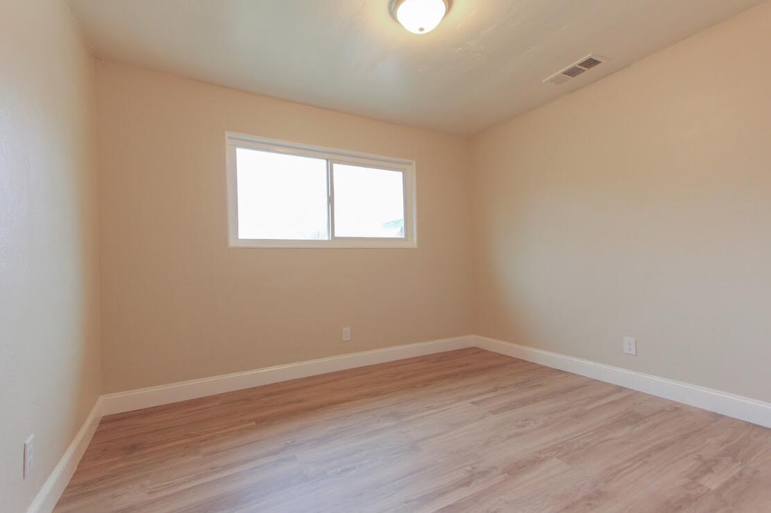 1400 W Oakland Ave, Tulare, CA 93274