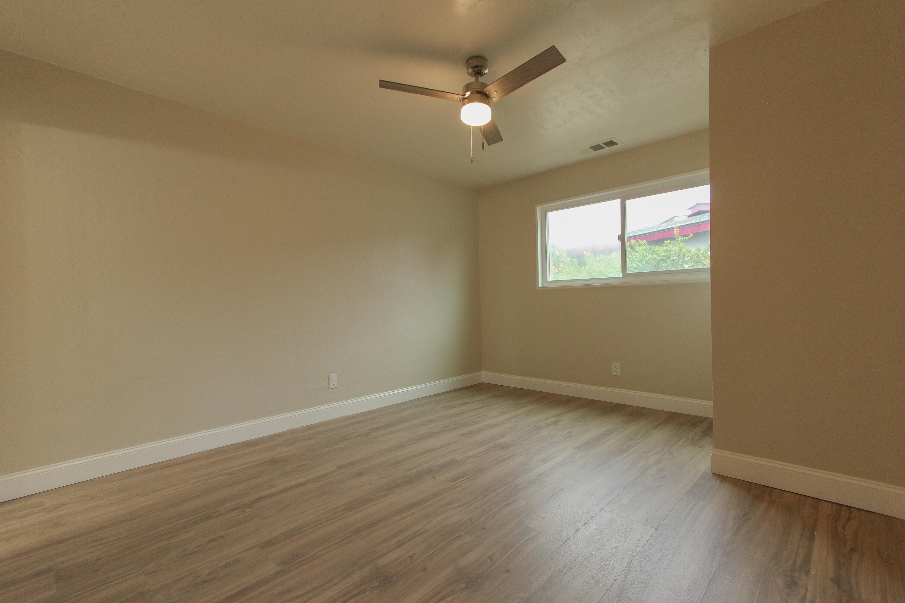 1400 W Oakland Ave, Tulare, CA 93274