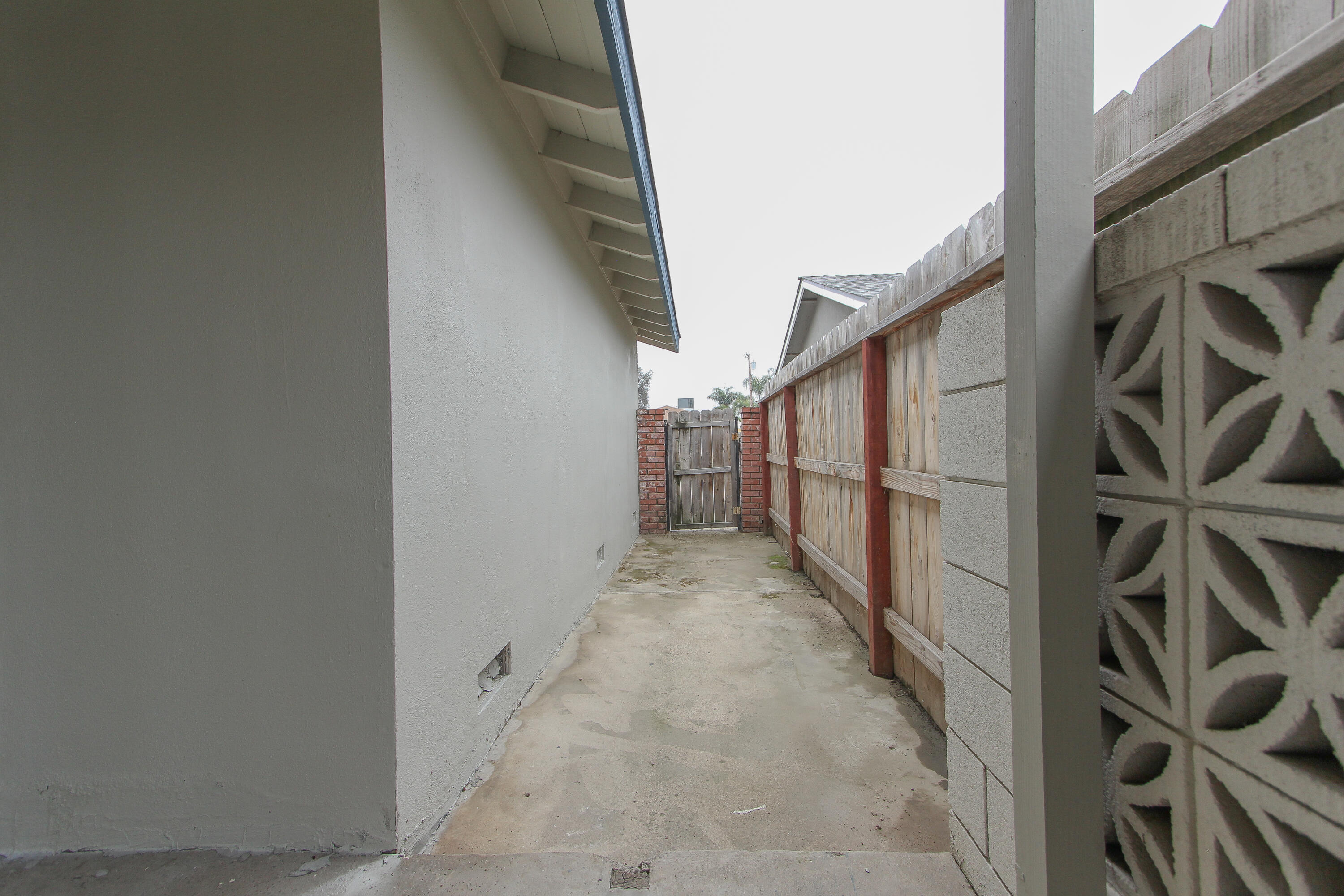 1400 W Oakland Ave, Tulare, CA 93274