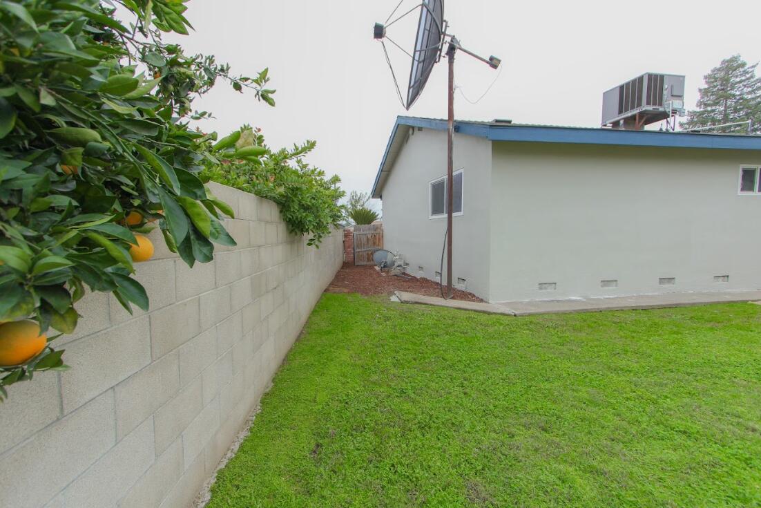 1400 W Oakland Ave, Tulare, CA 93274