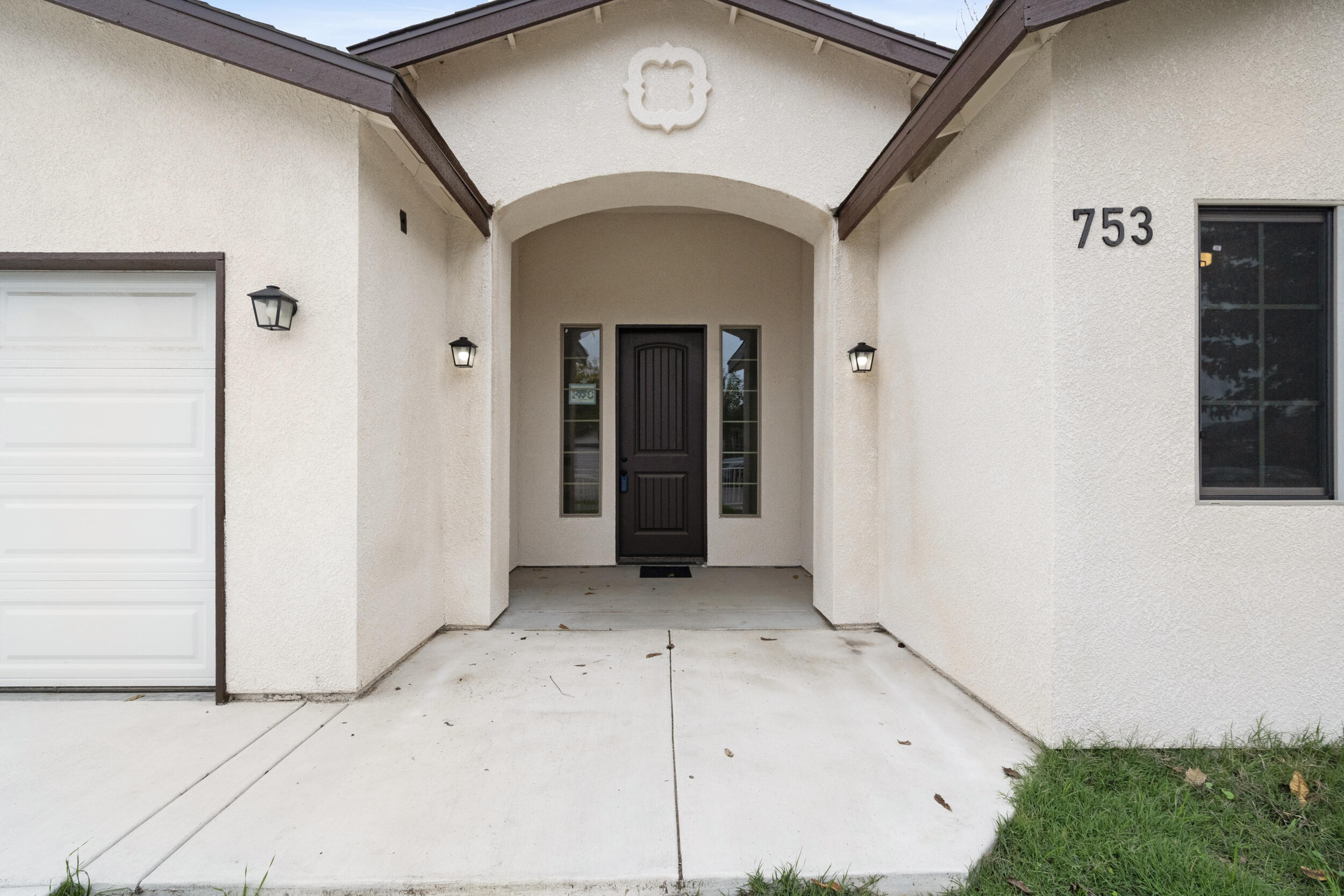 753 N Brundage Ave, Farmersville, CA 93223