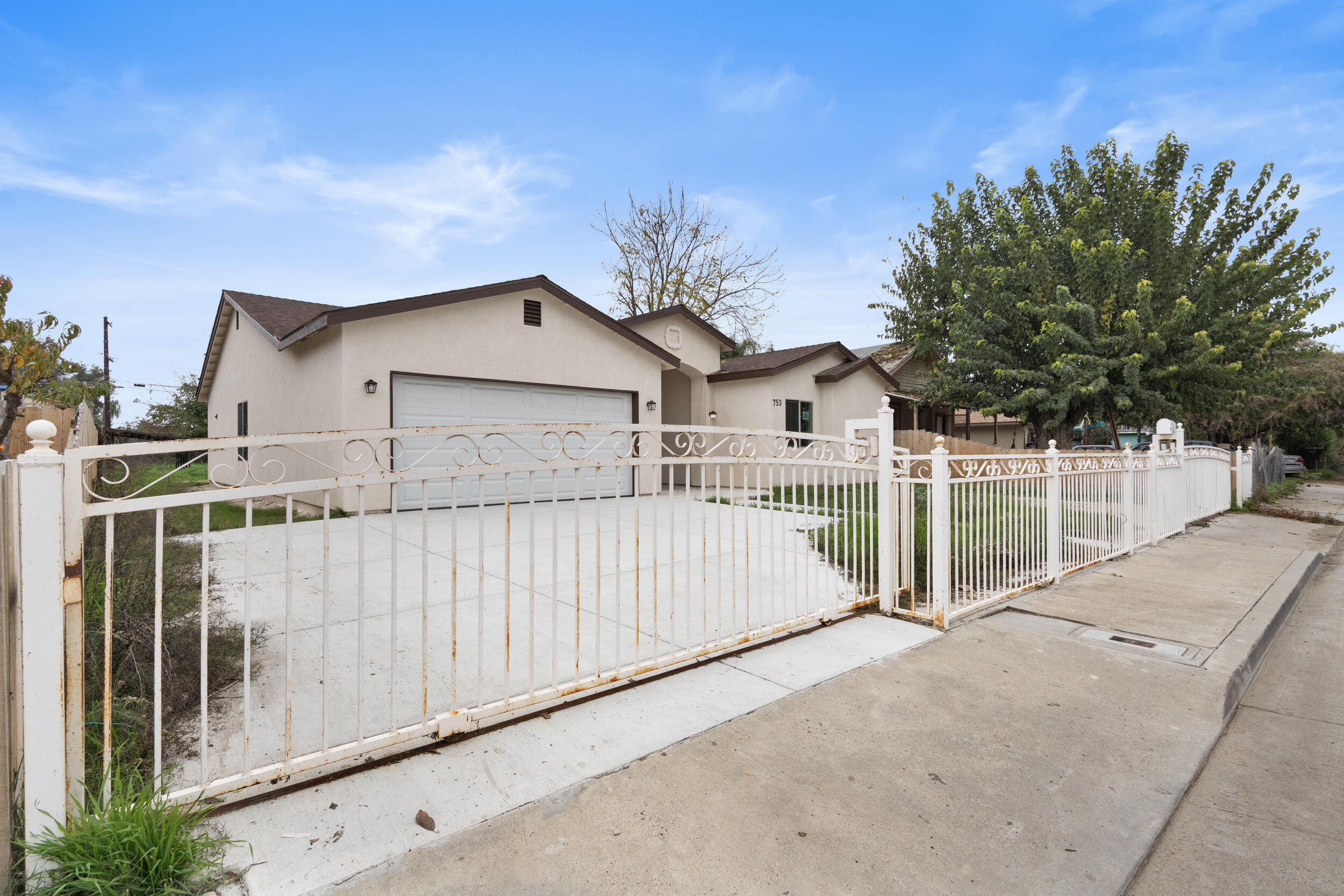 753 N Brundage Ave, Farmersville, CA 93223