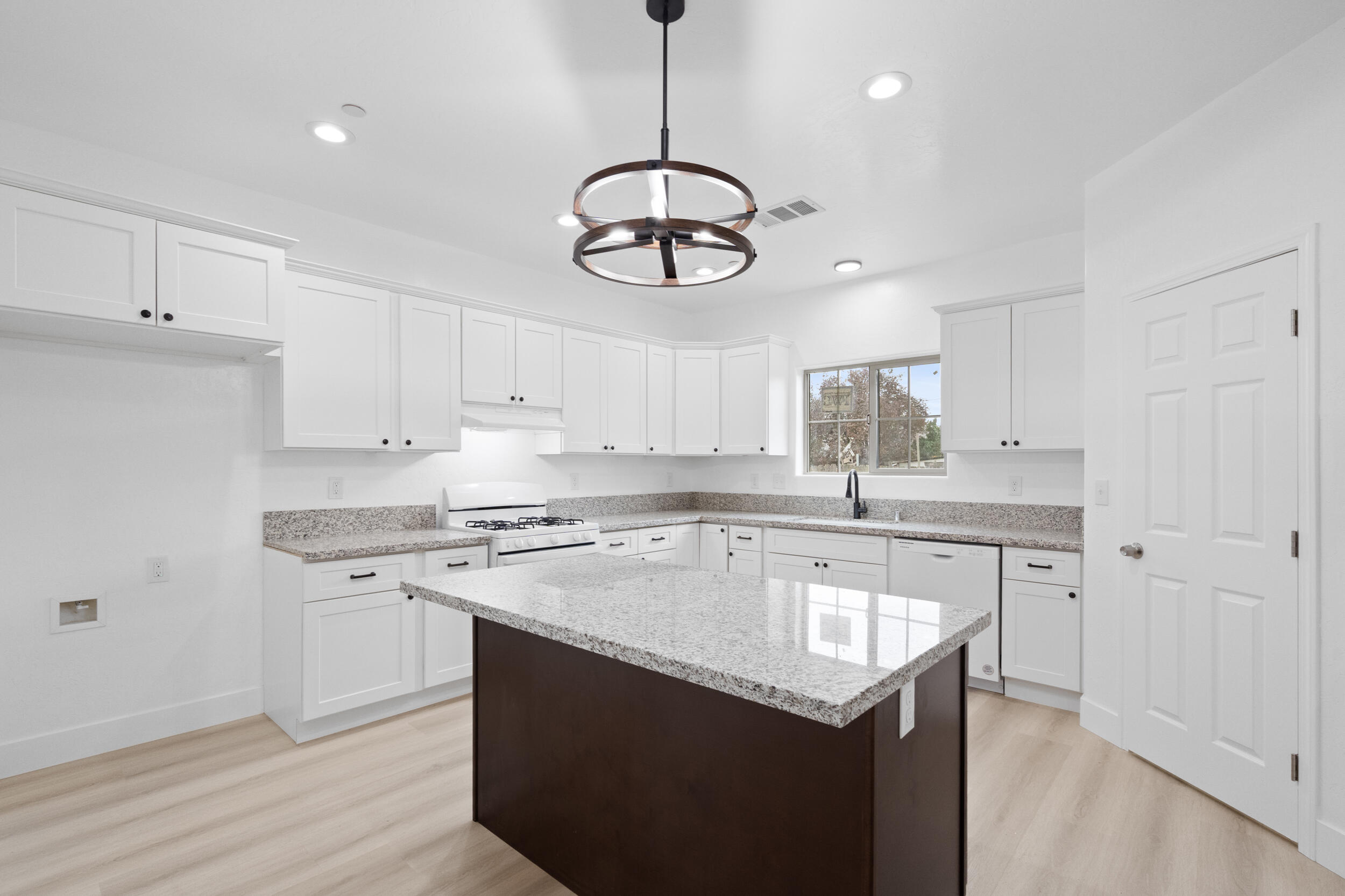 753 N Brundage Ave, Farmersville, CA 93223