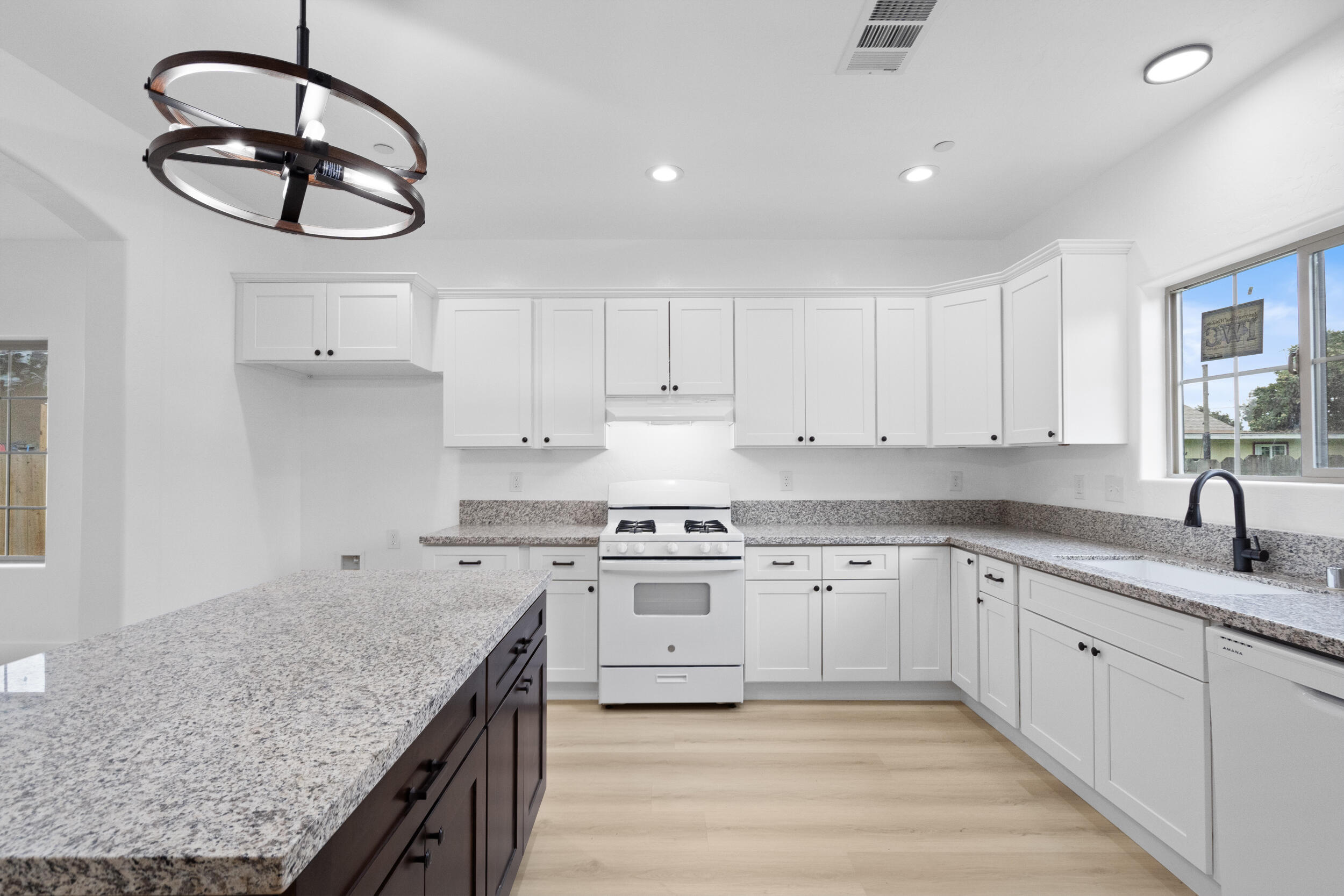 753 N Brundage Ave, Farmersville, CA 93223