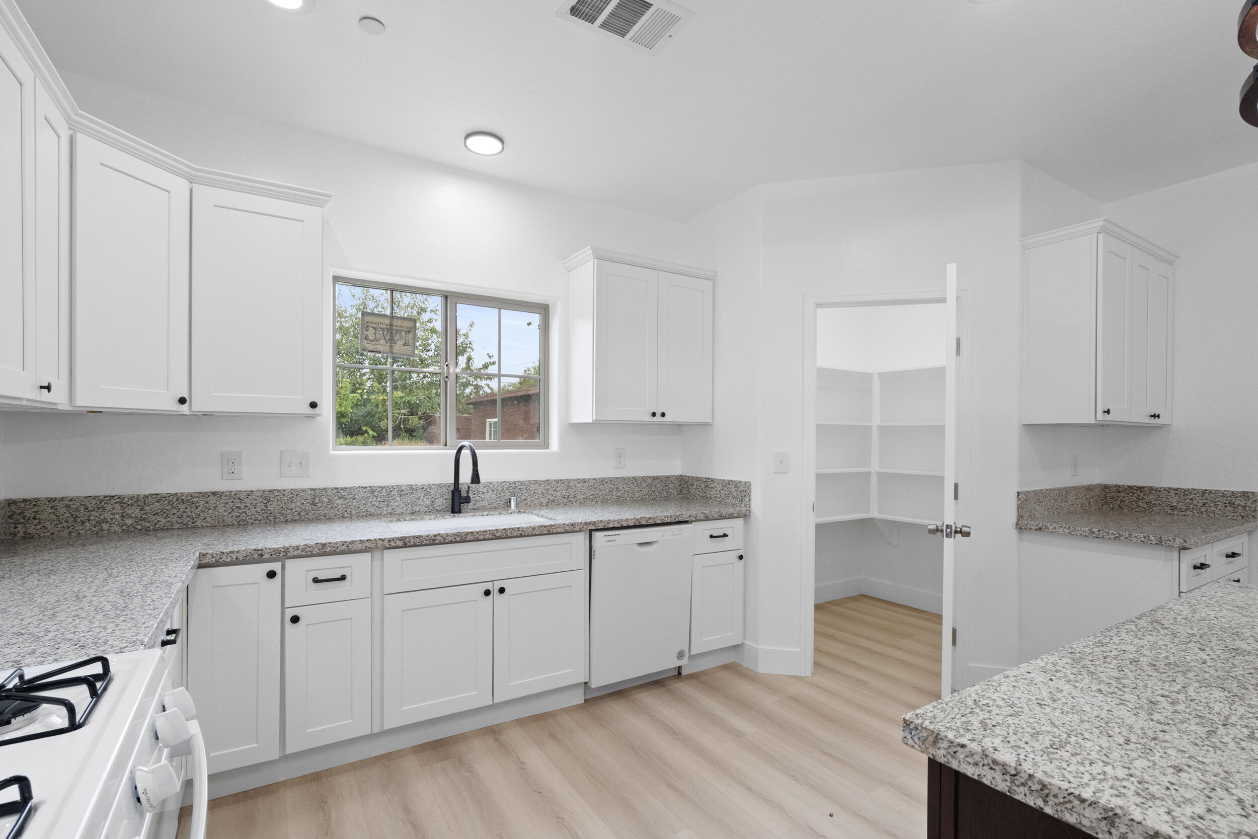 753 N Brundage Ave, Farmersville, CA 93223