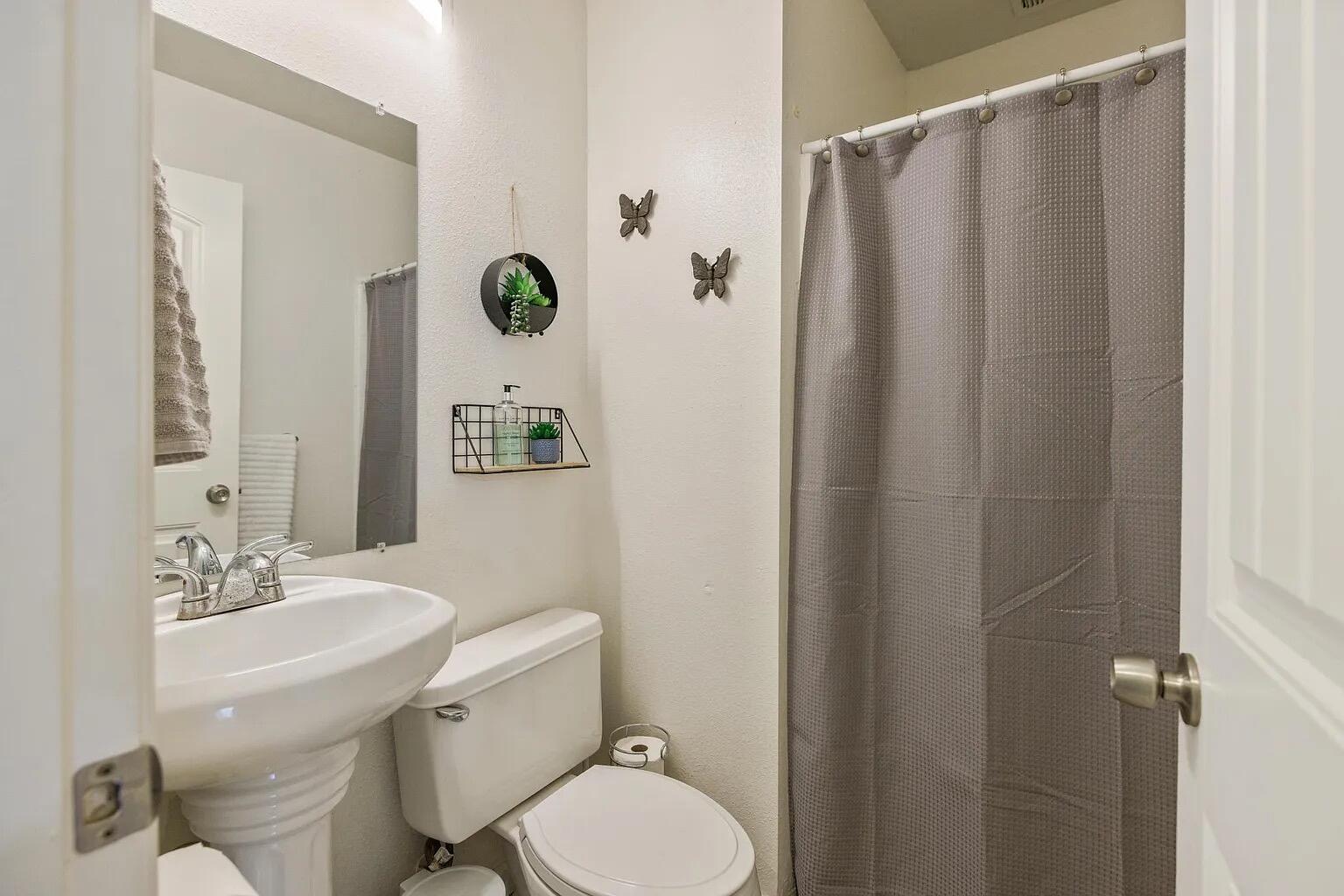 4926-4928 W Westgate Ct, Visalia, CA 93277