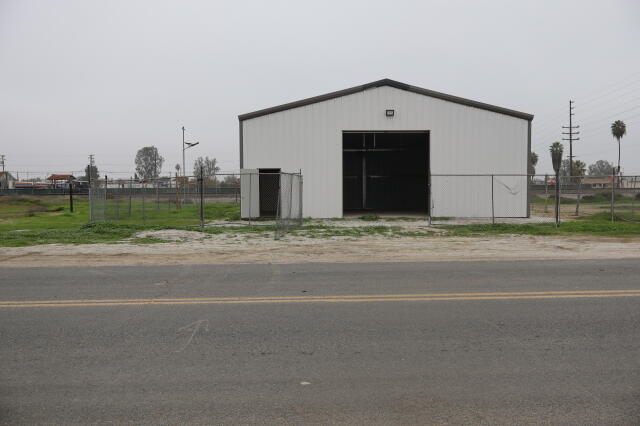 1086 S Market St, Pixley, CA 93256