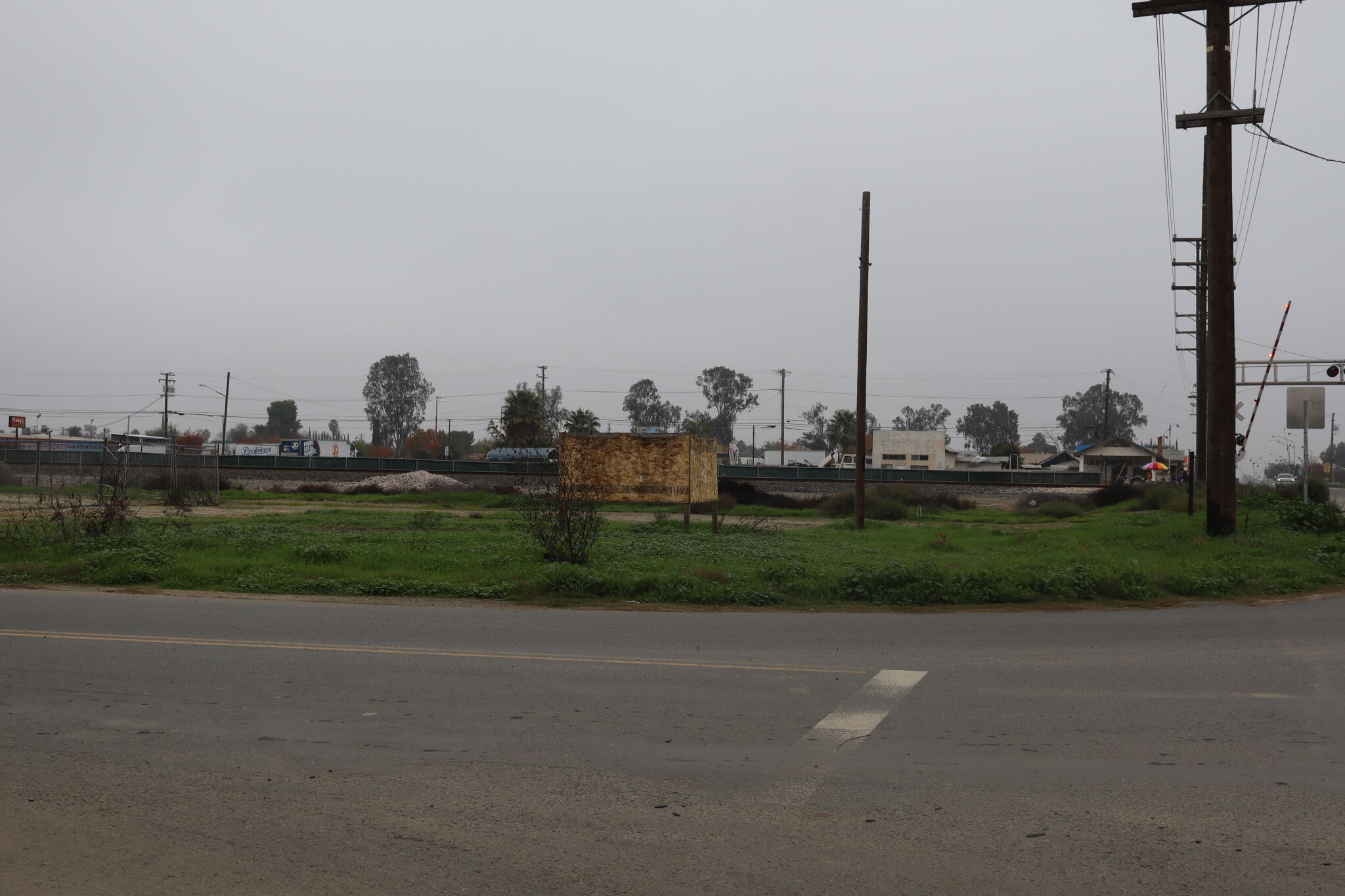 1086 S Market St, Pixley, CA 93256