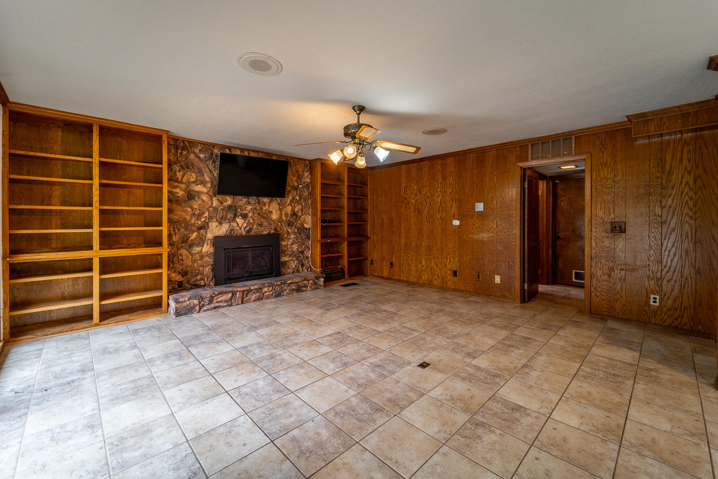 4121 W Grove Ct, Visalia, CA 93291