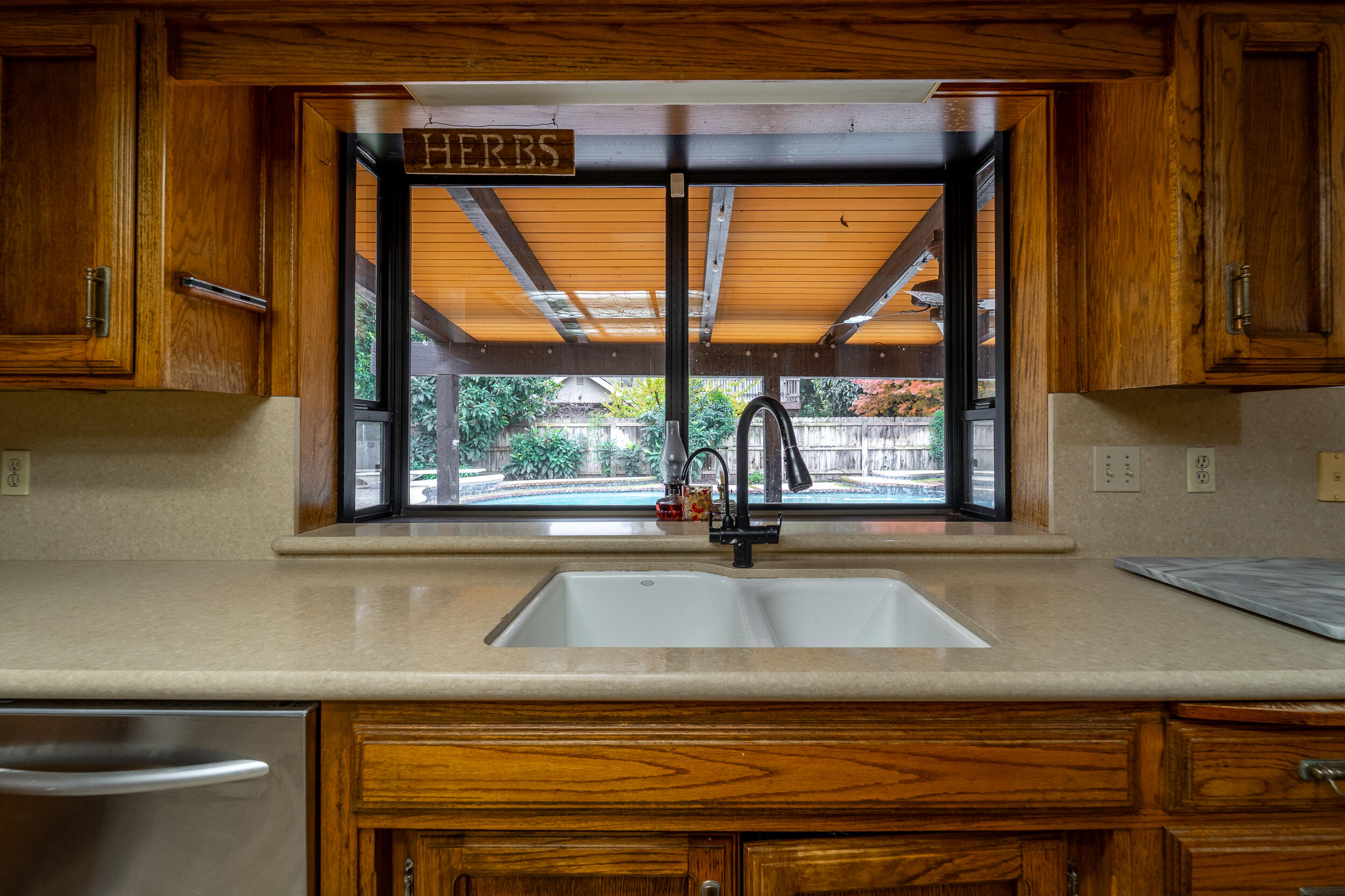 4121 W Grove Ct, Visalia, CA 93291