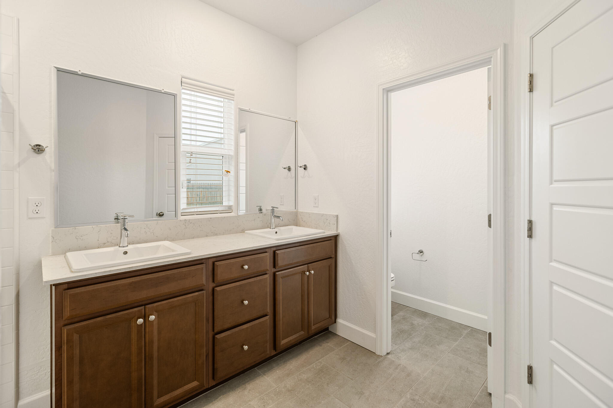 3725 N Newton Dr, Visalia, CA 93291