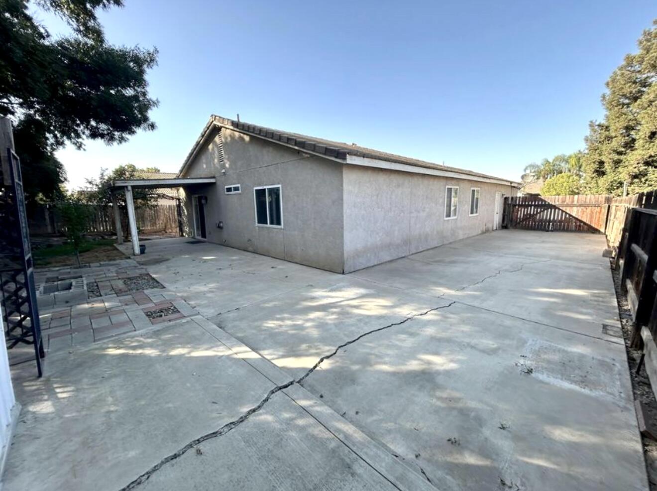1865 La Vida Ave, Porterville, CA 93257