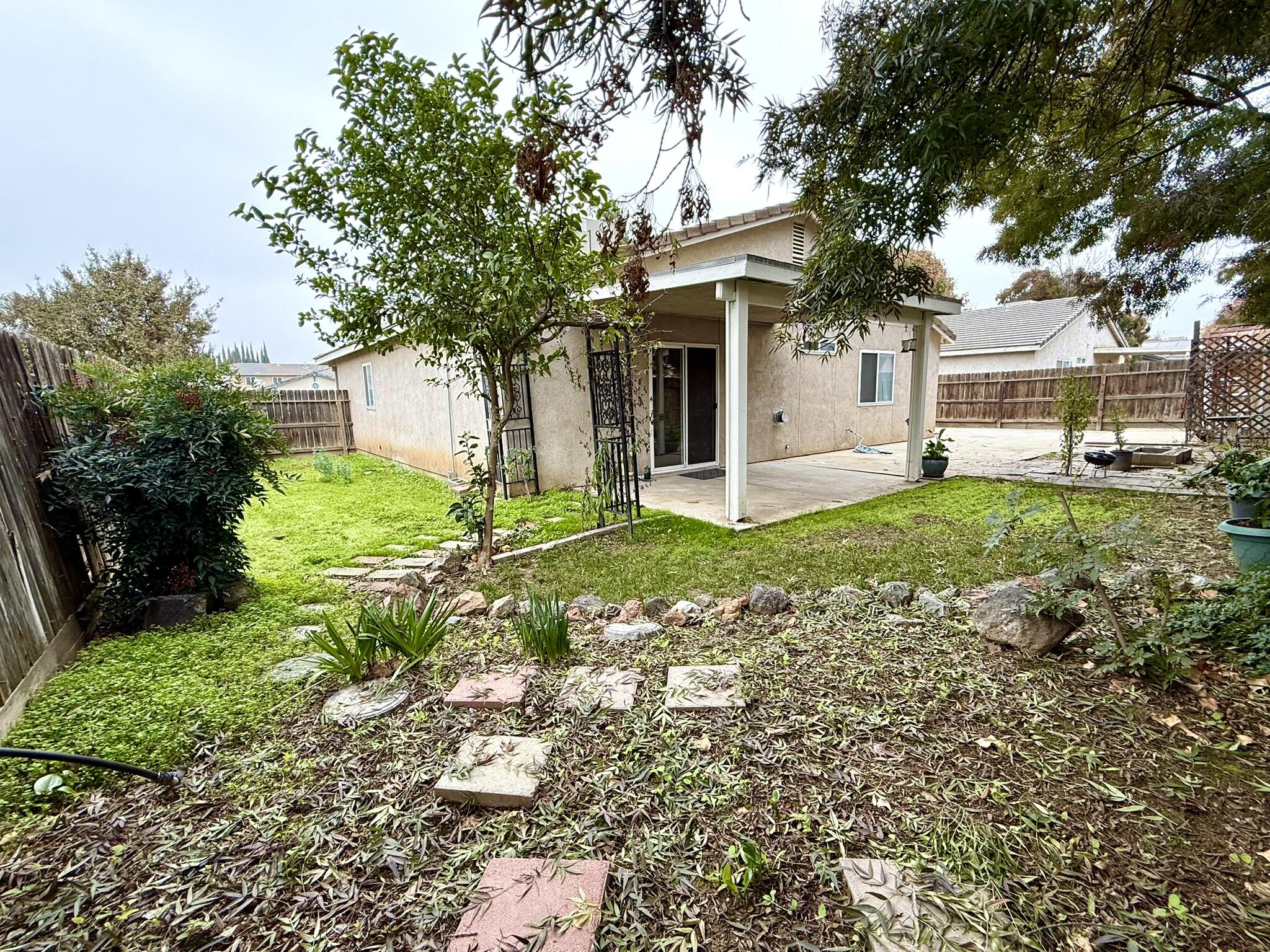 1865 La Vida Ave, Porterville, CA 93257
