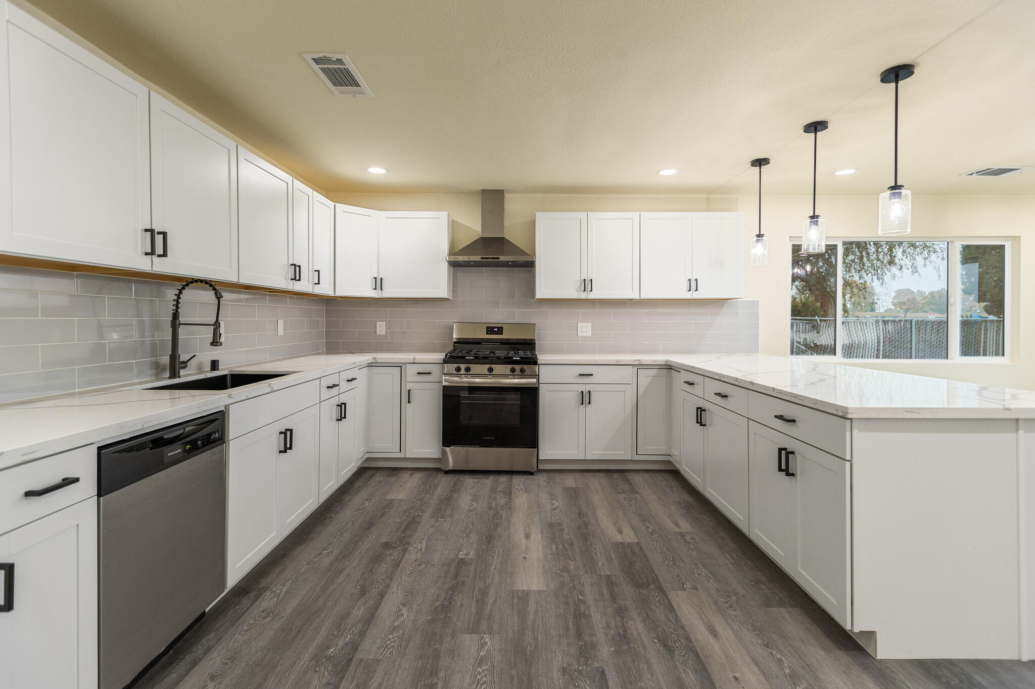 1676 W Putnam Ave, Porterville, CA 93257