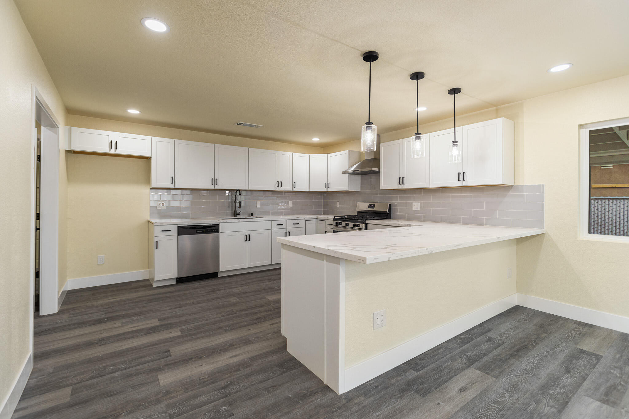 1676 W Putnam Ave, Porterville, CA 93257