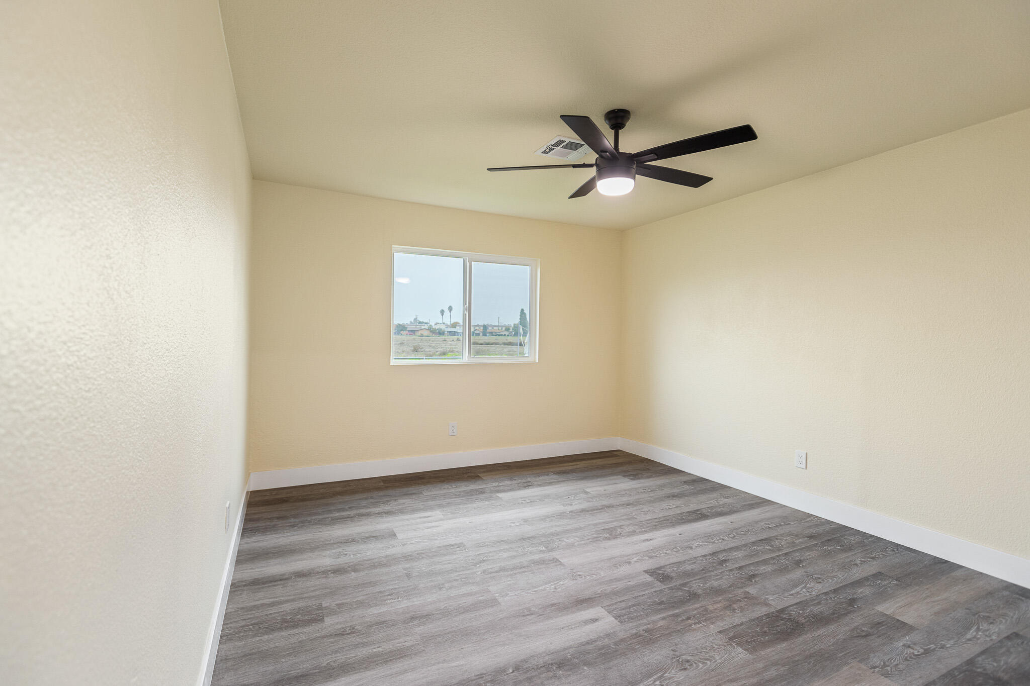 1676 W Putnam Ave, Porterville, CA 93257