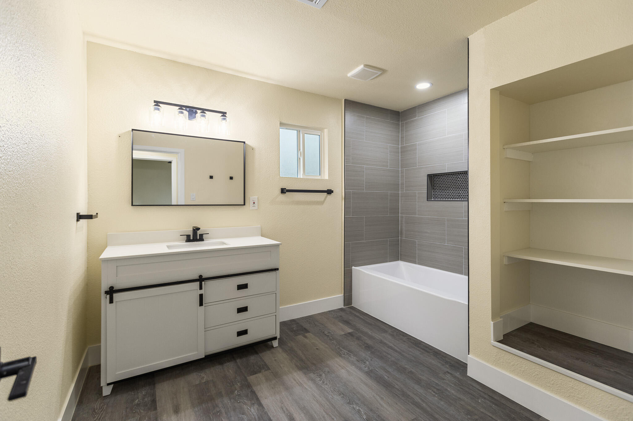 1676 W Putnam Ave, Porterville, CA 93257