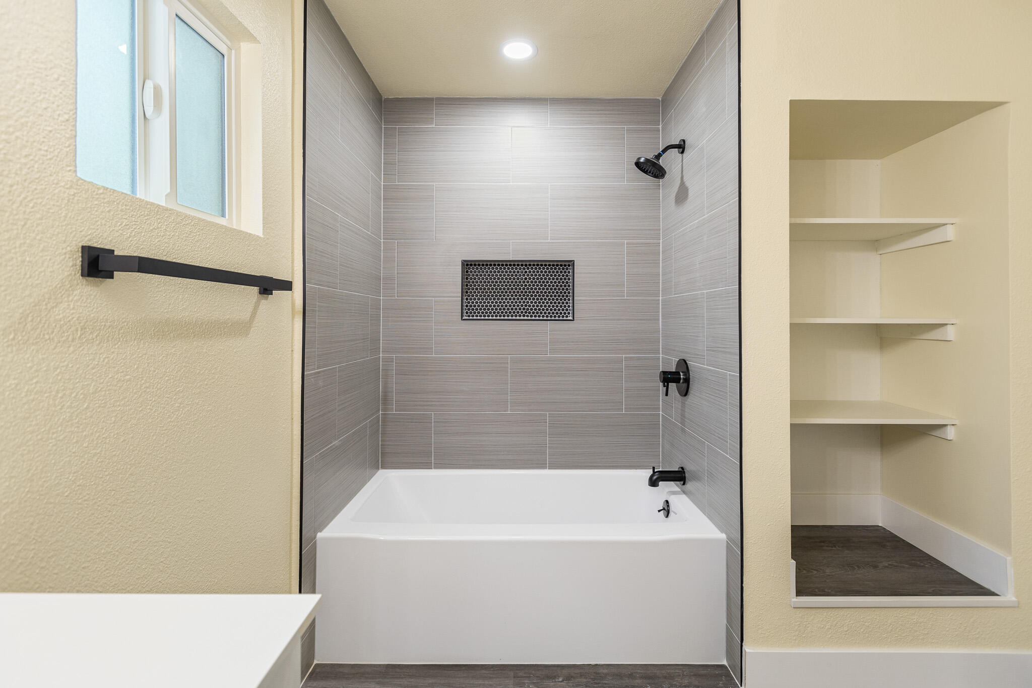 1676 W Putnam Ave, Porterville, CA 93257