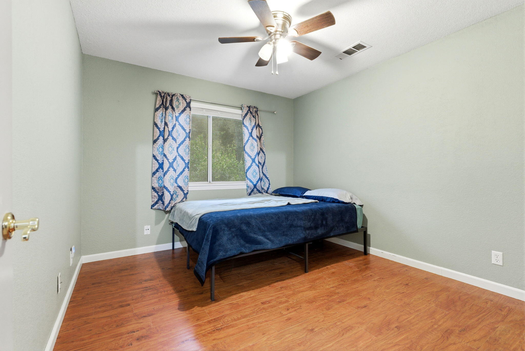 1152 N Noyes Ct, Visalia, CA 93291