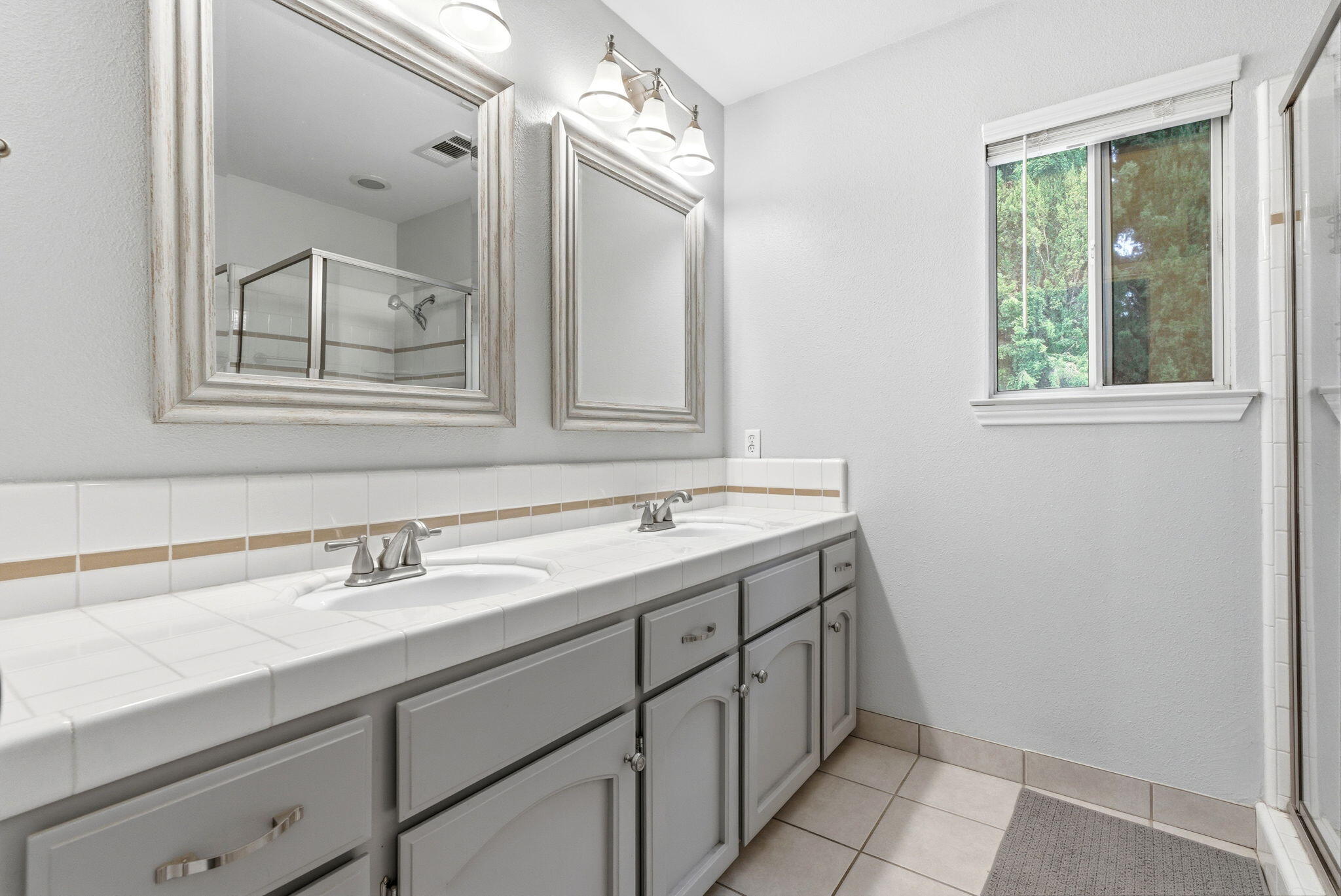 1152 N Noyes Ct, Visalia, CA 93291