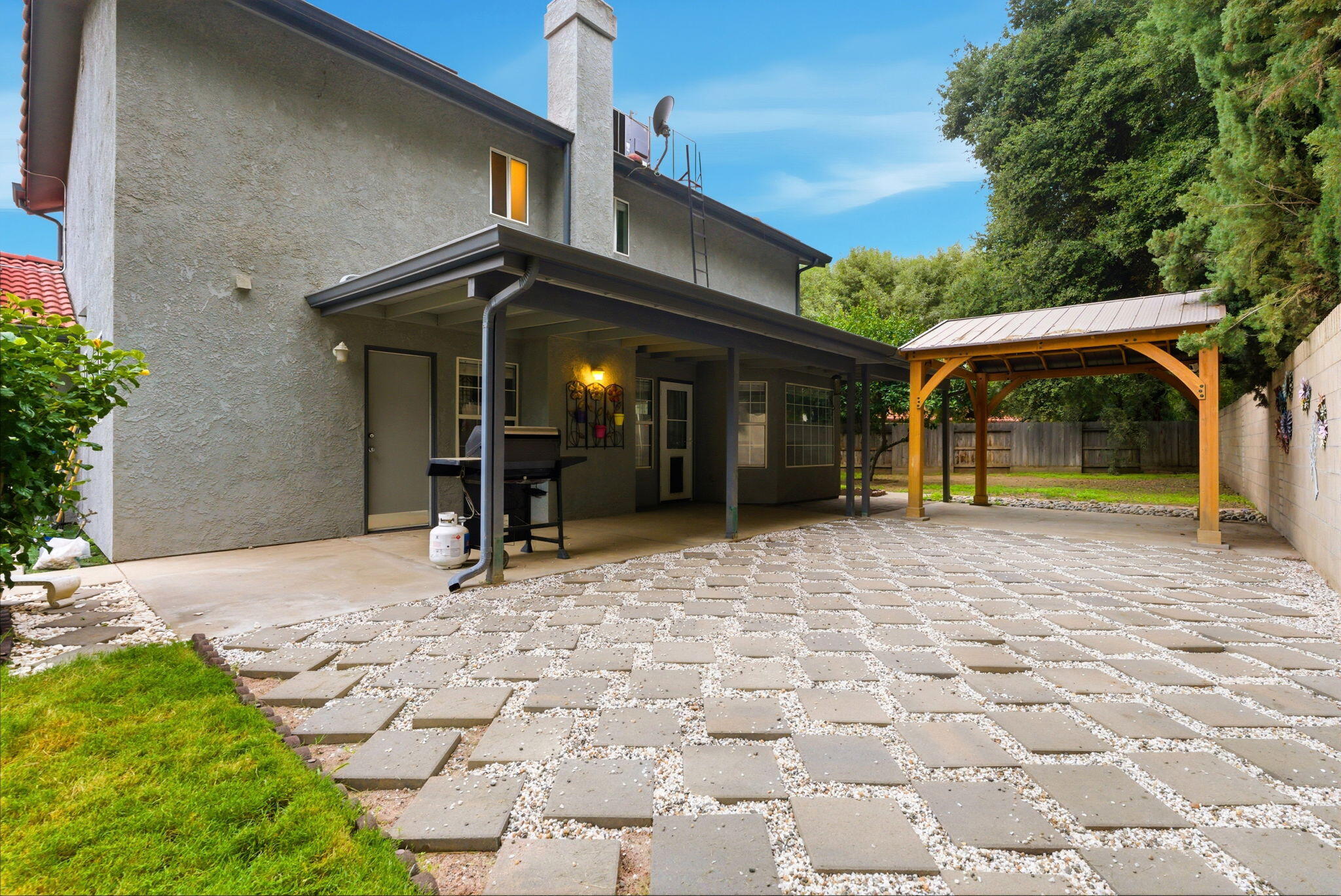 1152 N Noyes Ct, Visalia, CA 93291