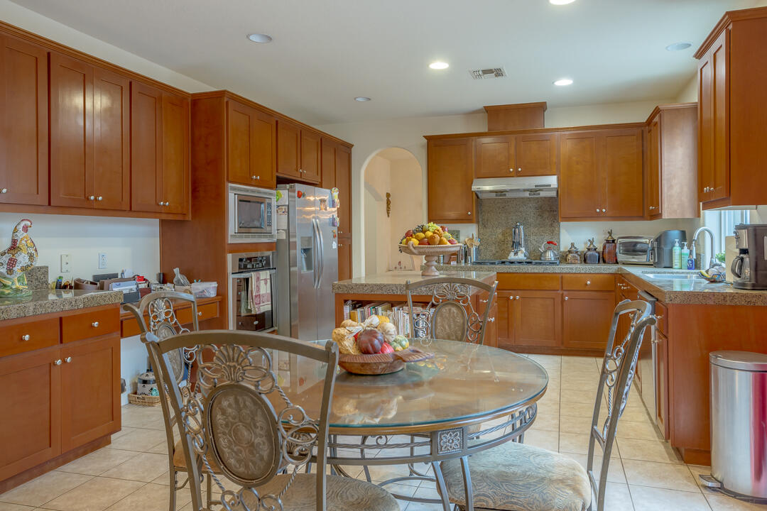 2563 Riviera Ct, Tulare, CA 93274