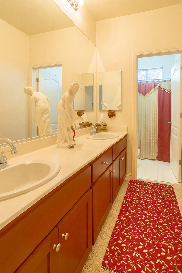 2563 Riviera Ct, Tulare, CA 93274