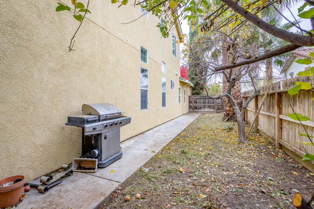 2563 Riviera Ct, Tulare, CA 93274