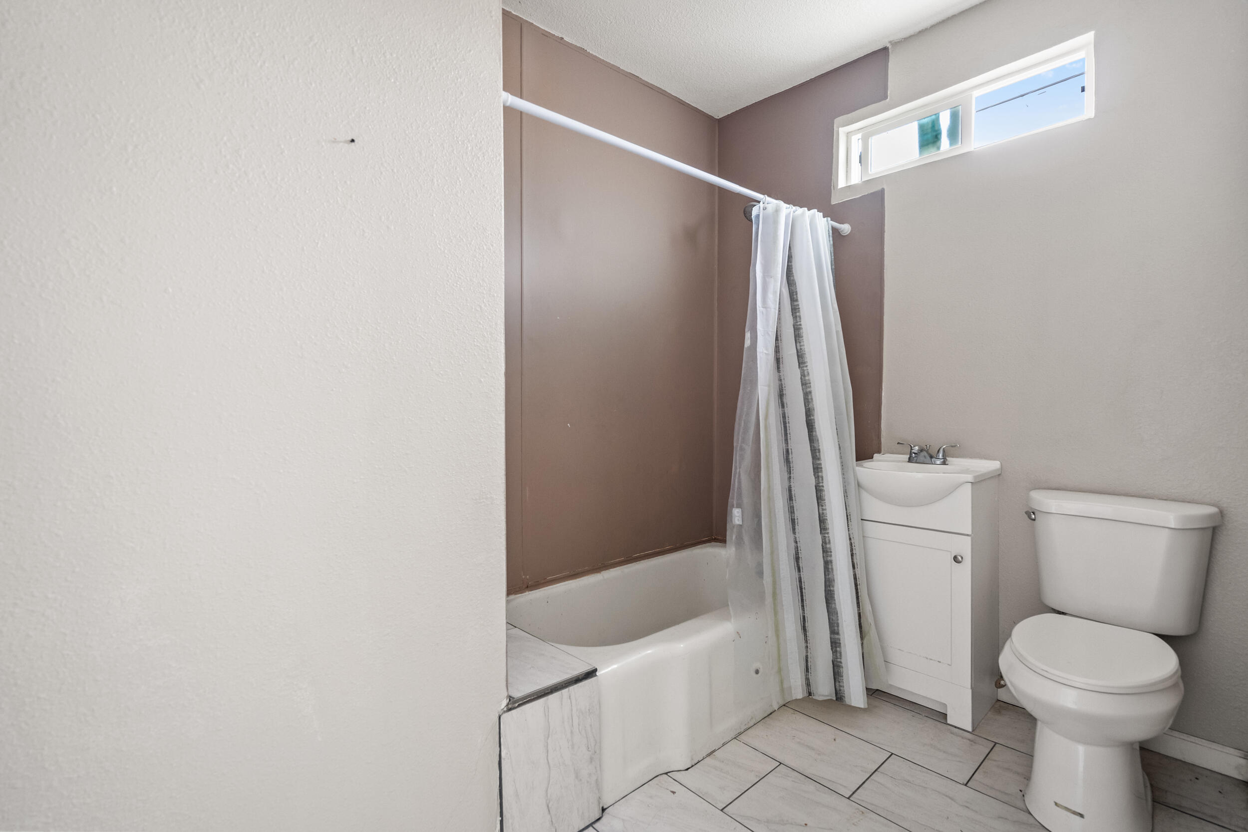 24 E School Ave #4, Porterville, CA 93257