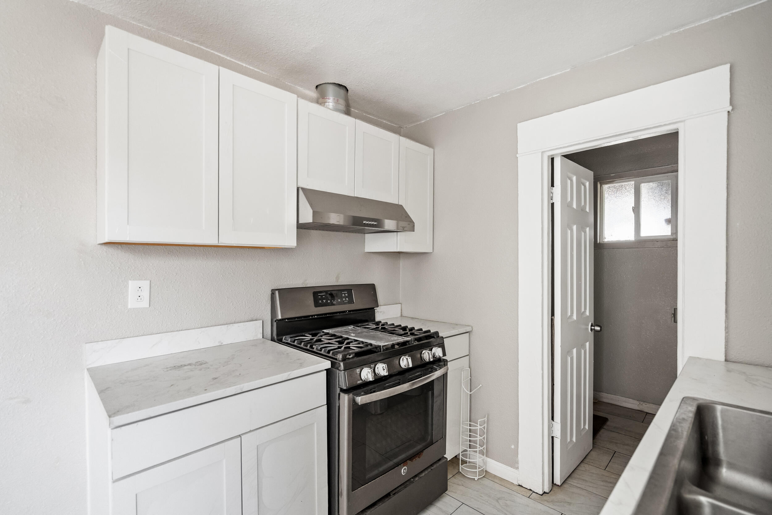 24 E School Ave #4, Porterville, CA 93257