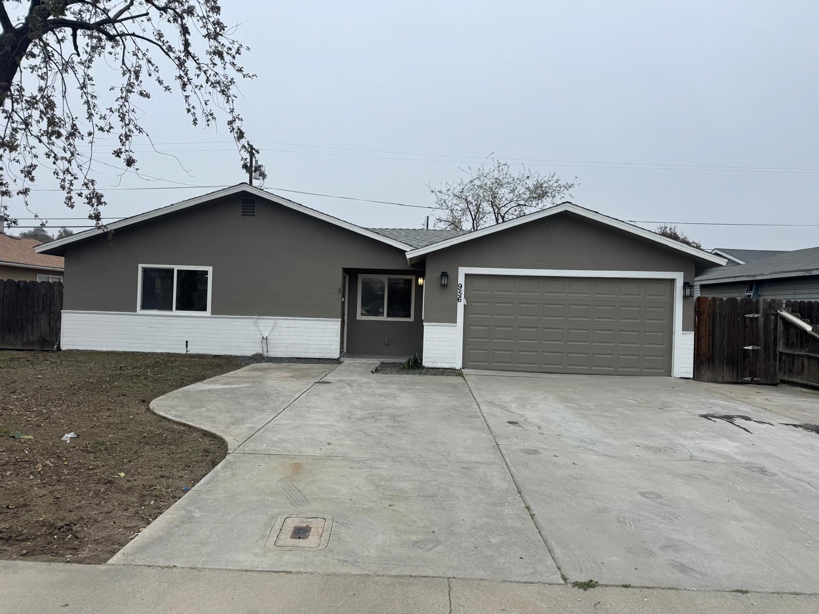 956 E Cinnamon Dr, Lemoore, CA 93245