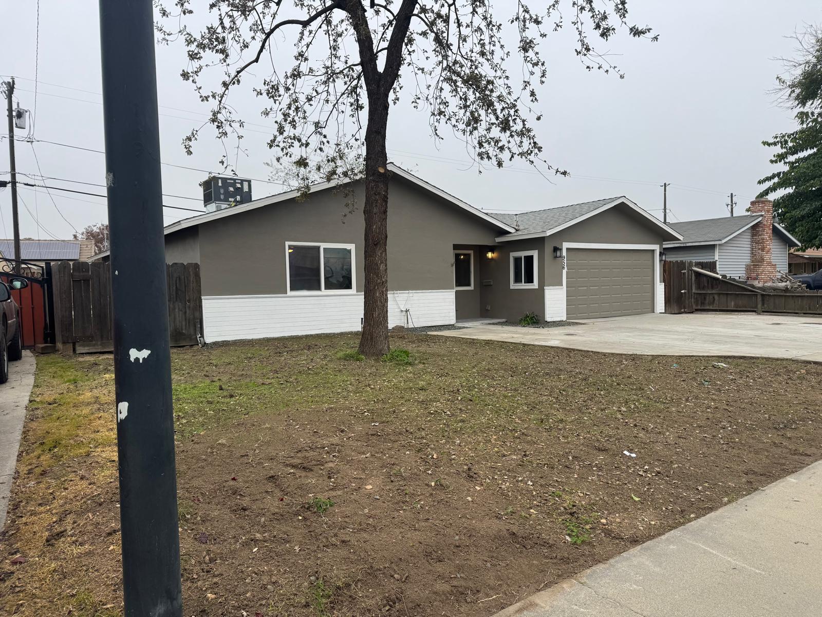 956 E Cinnamon Dr, Lemoore, CA 93245