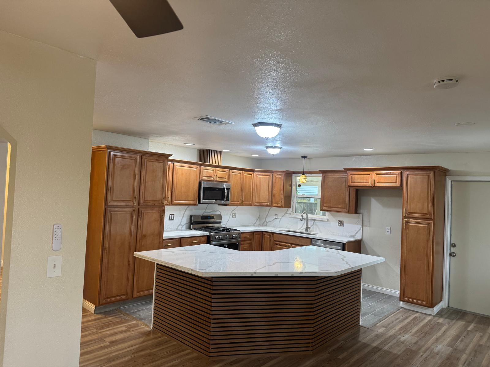 956 E Cinnamon Dr, Lemoore, CA 93245