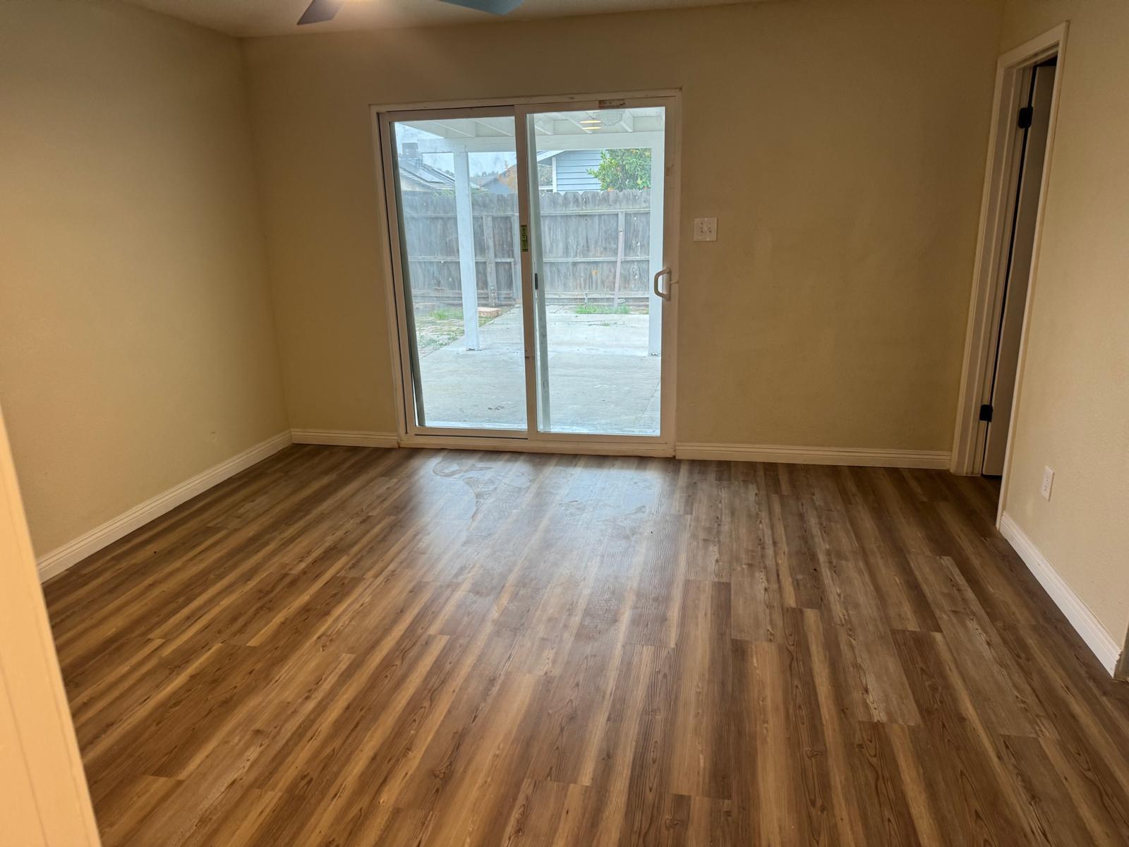 956 E Cinnamon Dr, Lemoore, CA 93245