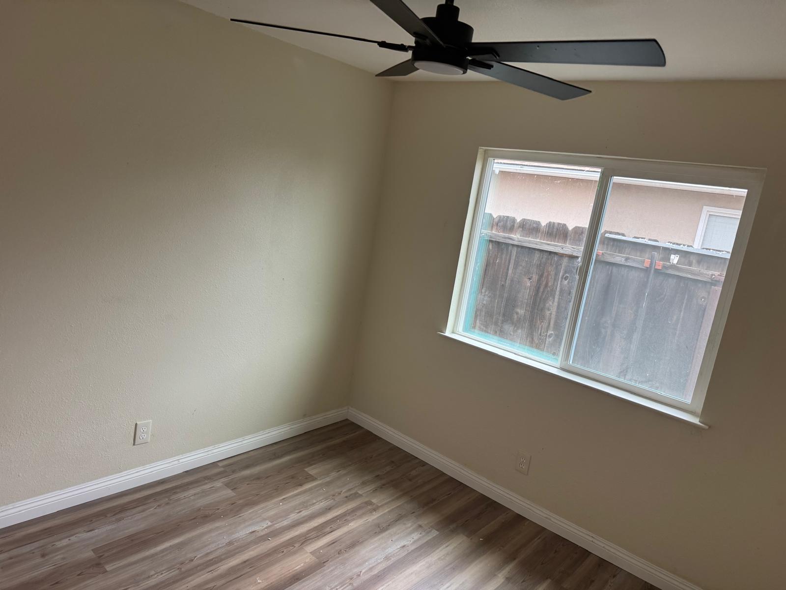 956 E Cinnamon Dr, Lemoore, CA 93245