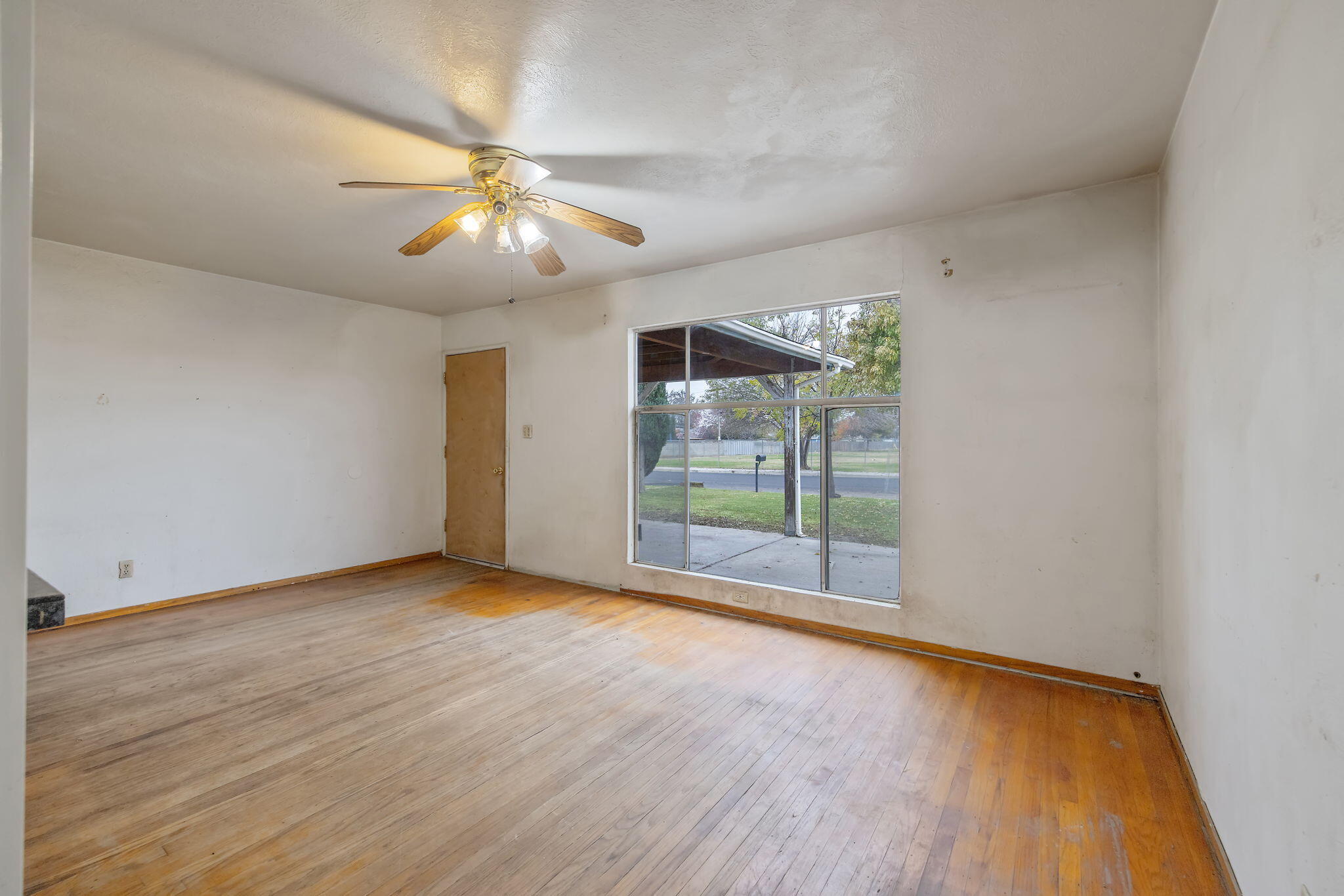 215 Lombardy Ln, Lemoore, CA 93245