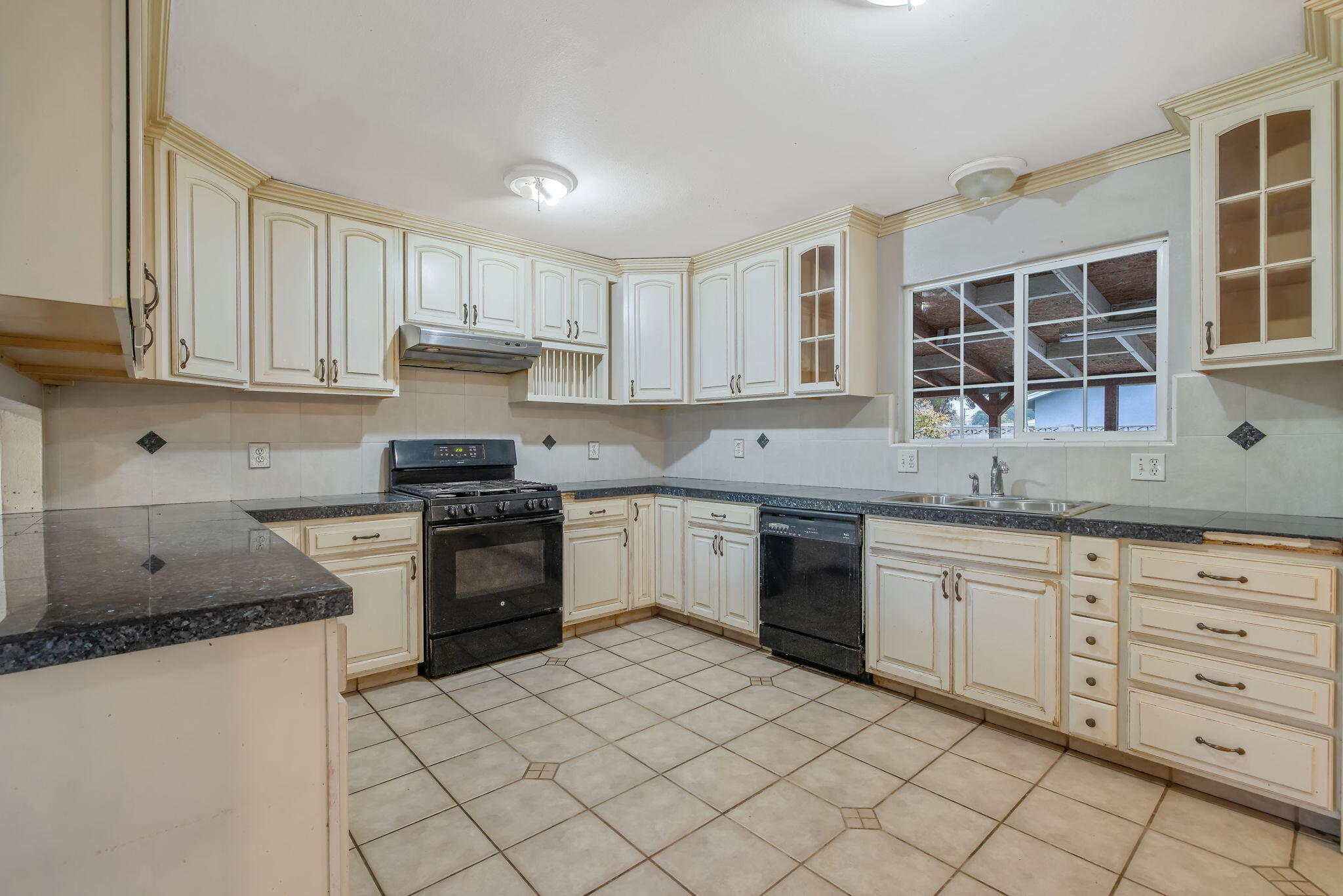 215 Lombardy Ln, Lemoore, CA 93245