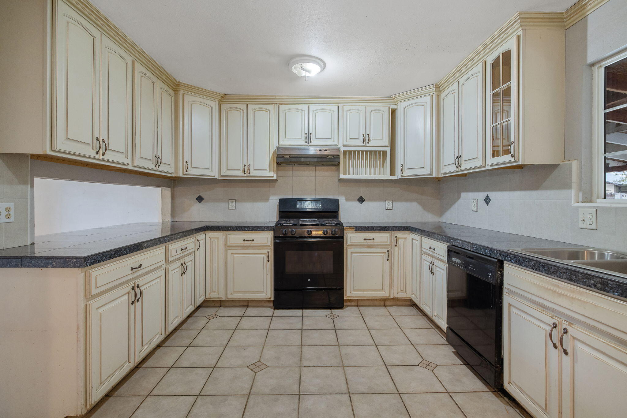 215 Lombardy Ln, Lemoore, CA 93245