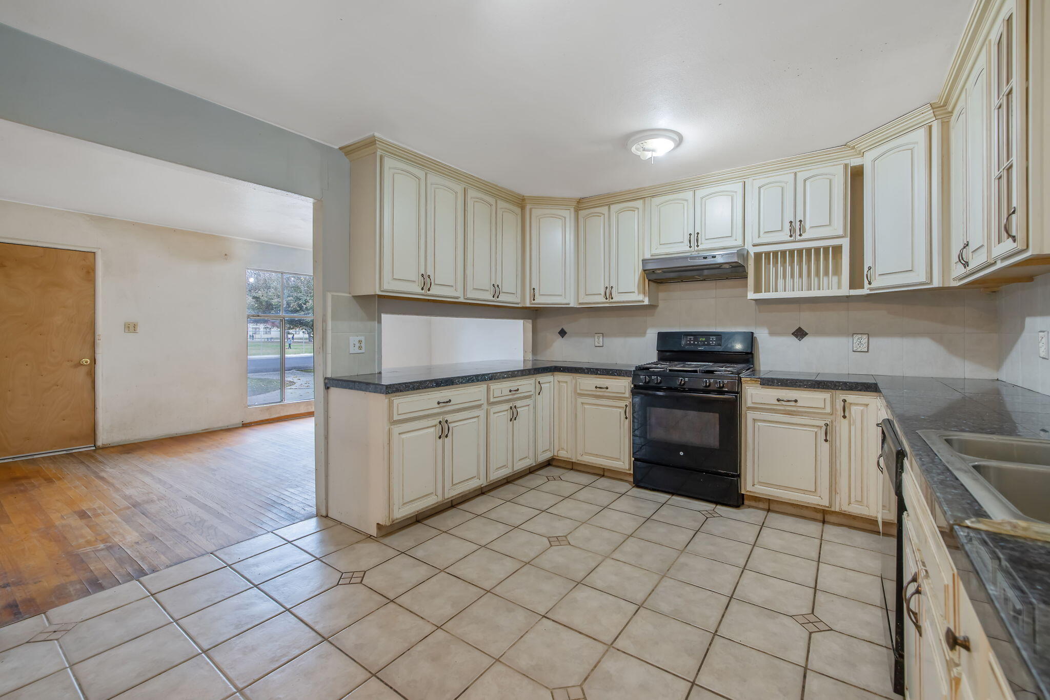 215 Lombardy Ln, Lemoore, CA 93245
