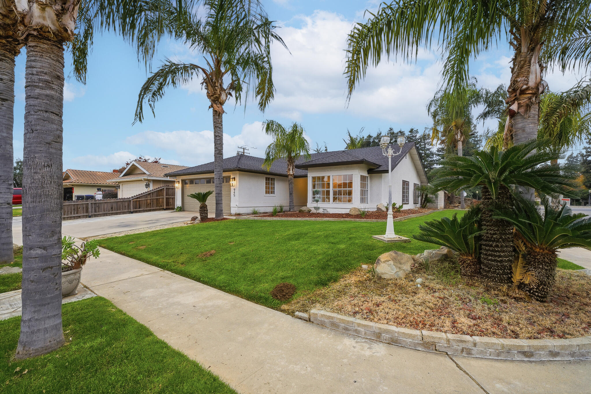 945 N Oakwood Ct, Visalia, CA 93291