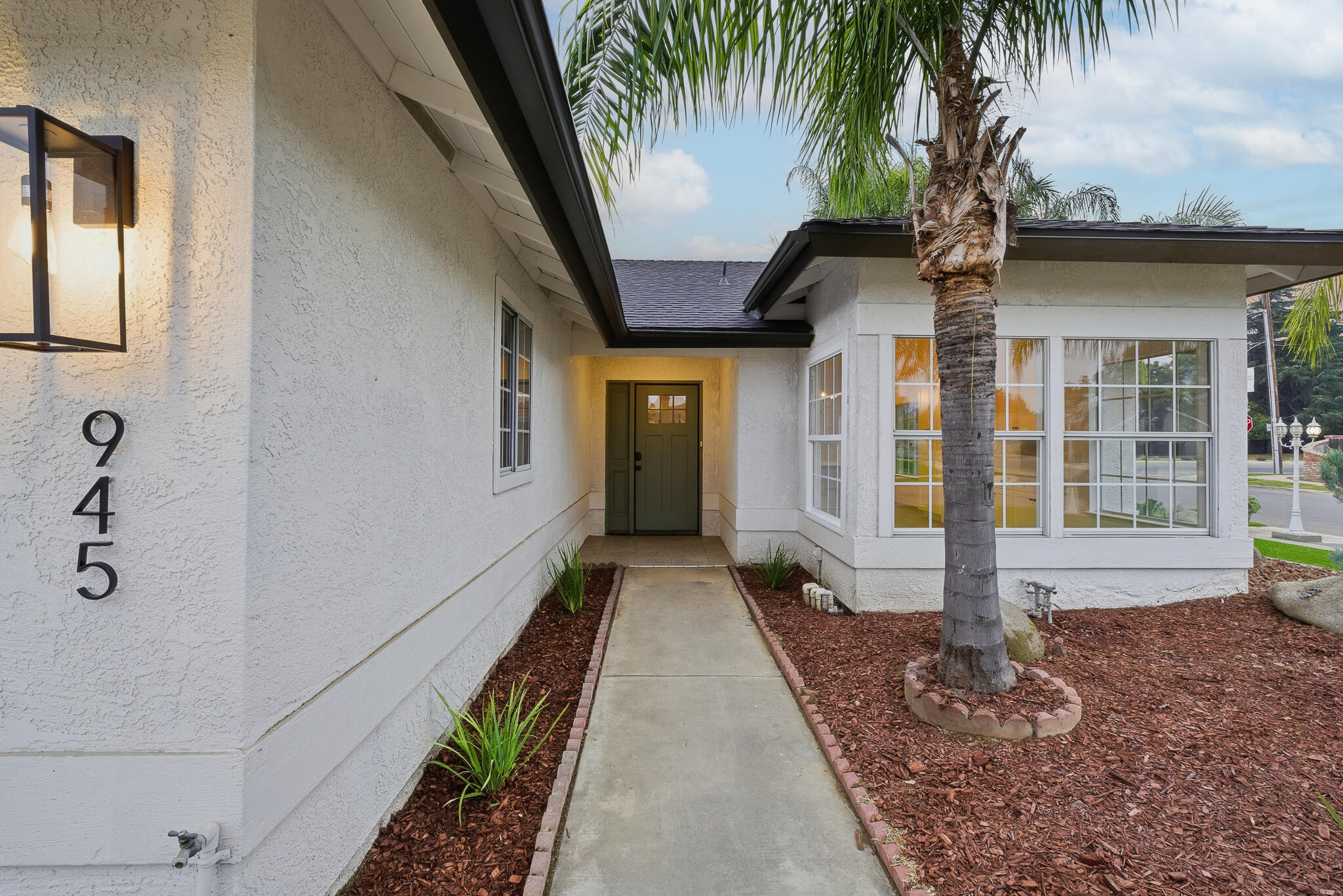 945 N Oakwood Ct, Visalia, CA 93291