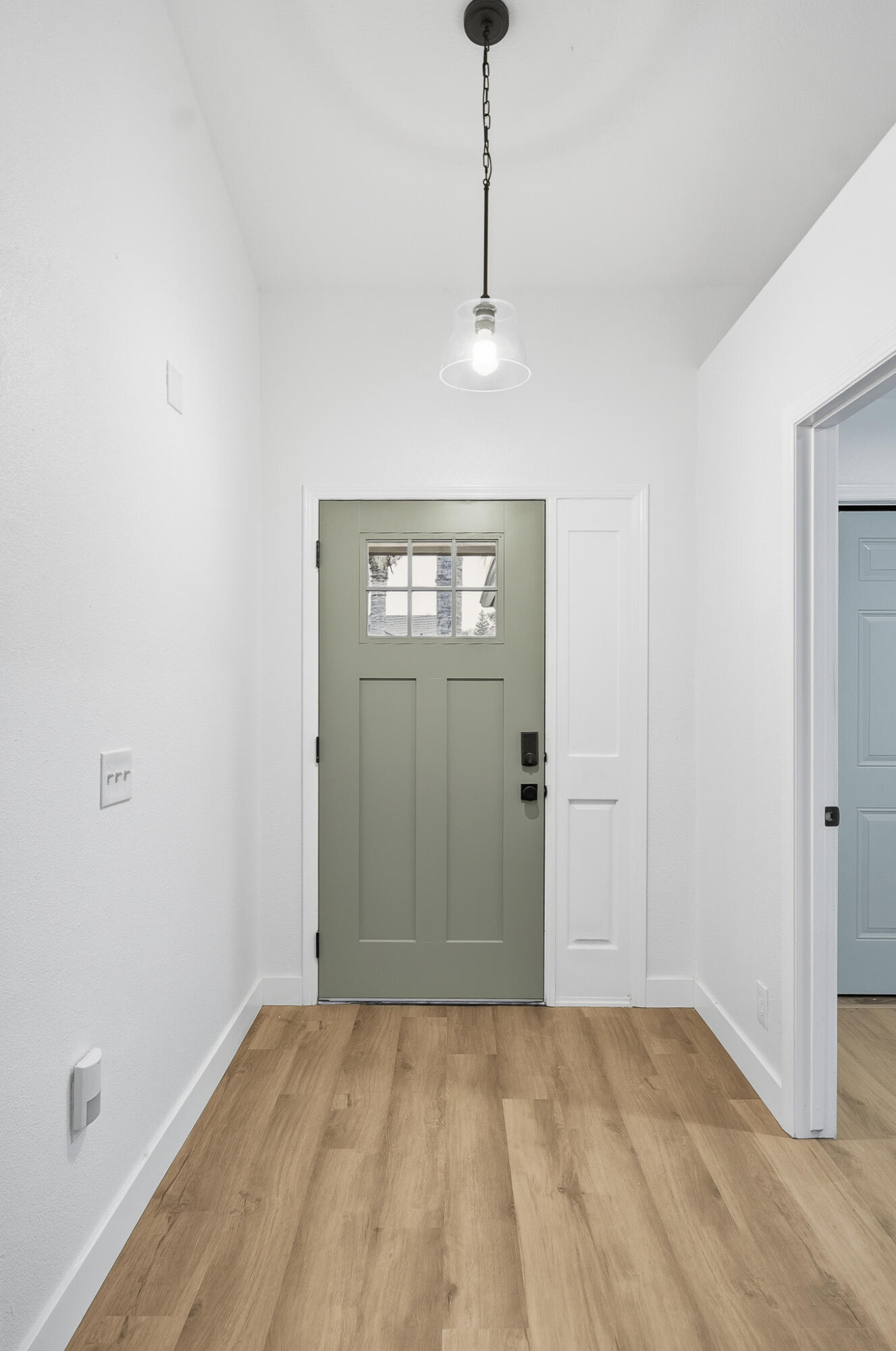 945 N Oakwood Ct, Visalia, CA 93291