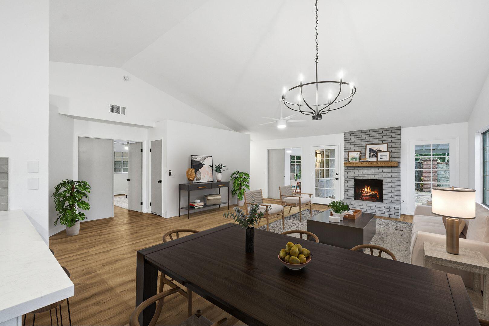 945 N Oakwood Ct, Visalia, CA 93291