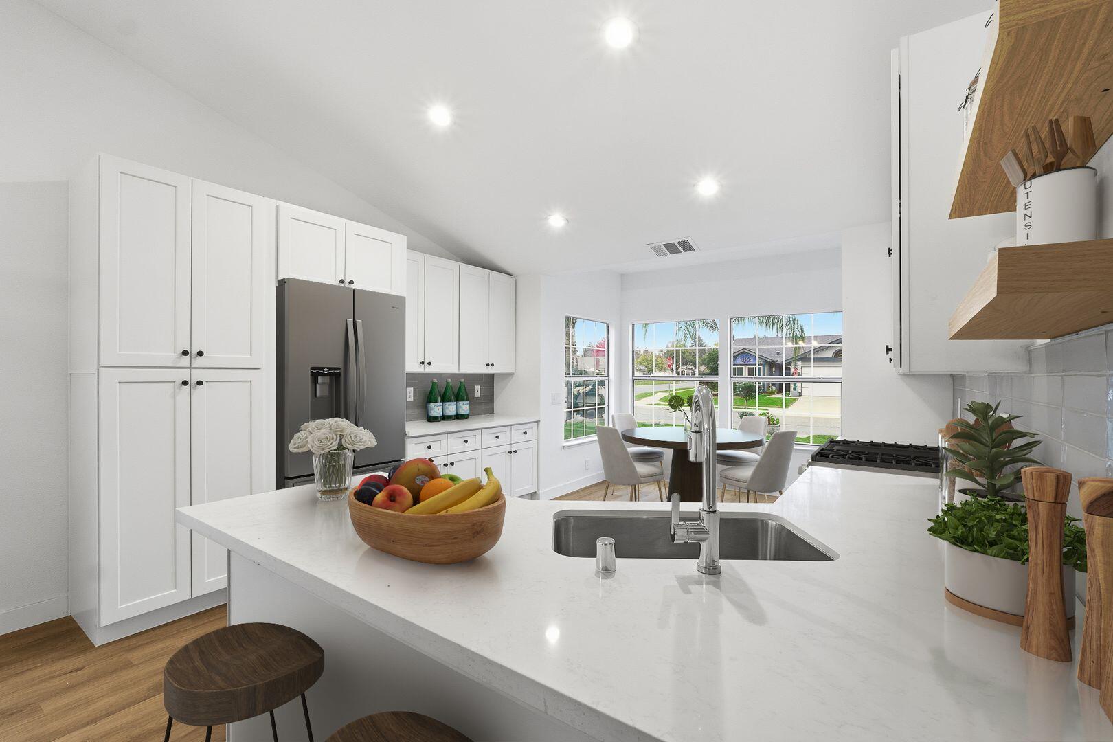 945 N Oakwood Ct, Visalia, CA 93291